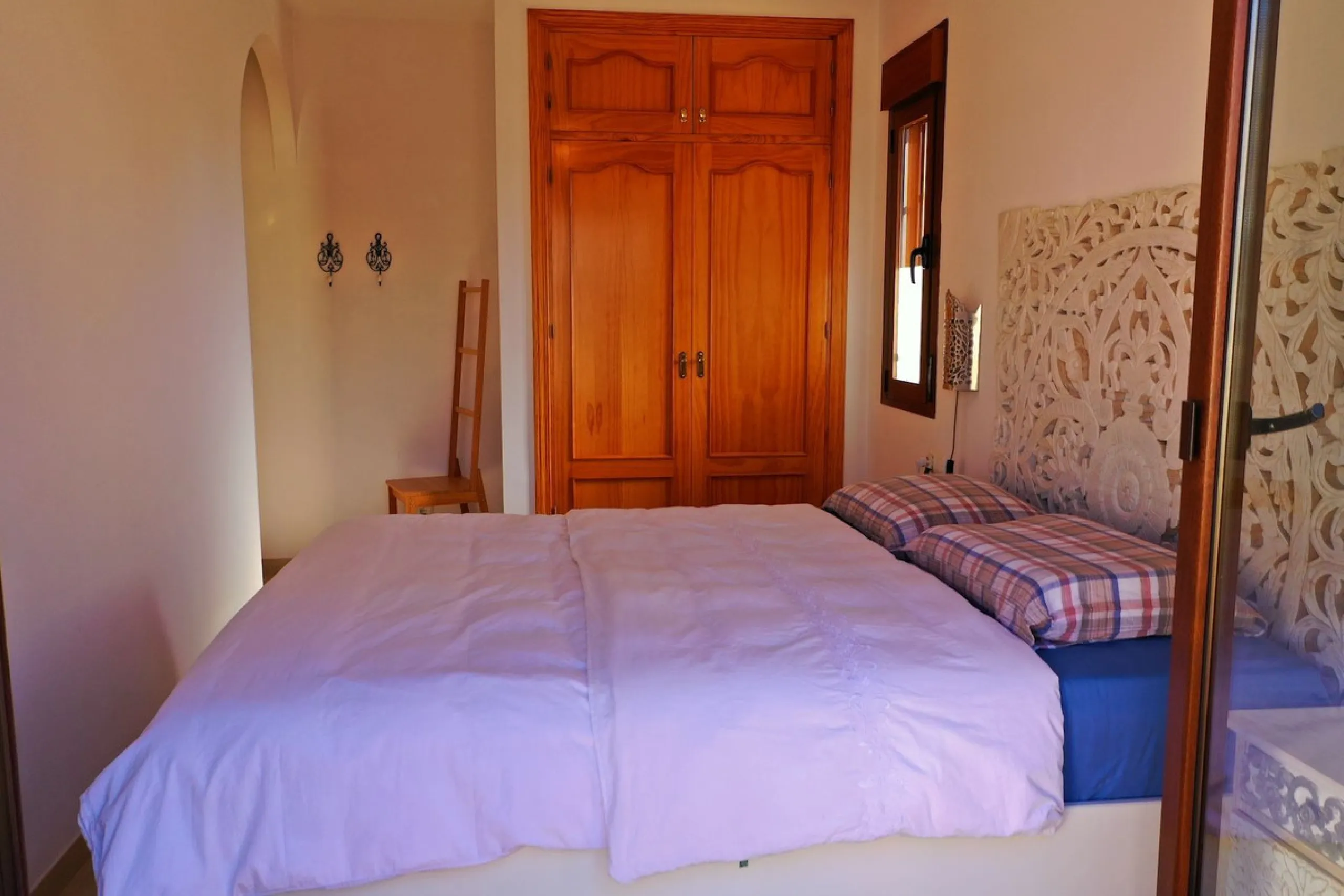 A wonderful 3 bedroom townhouse, situated in the Chimenea area of Nerja, within walking distance to Burriana Beach.