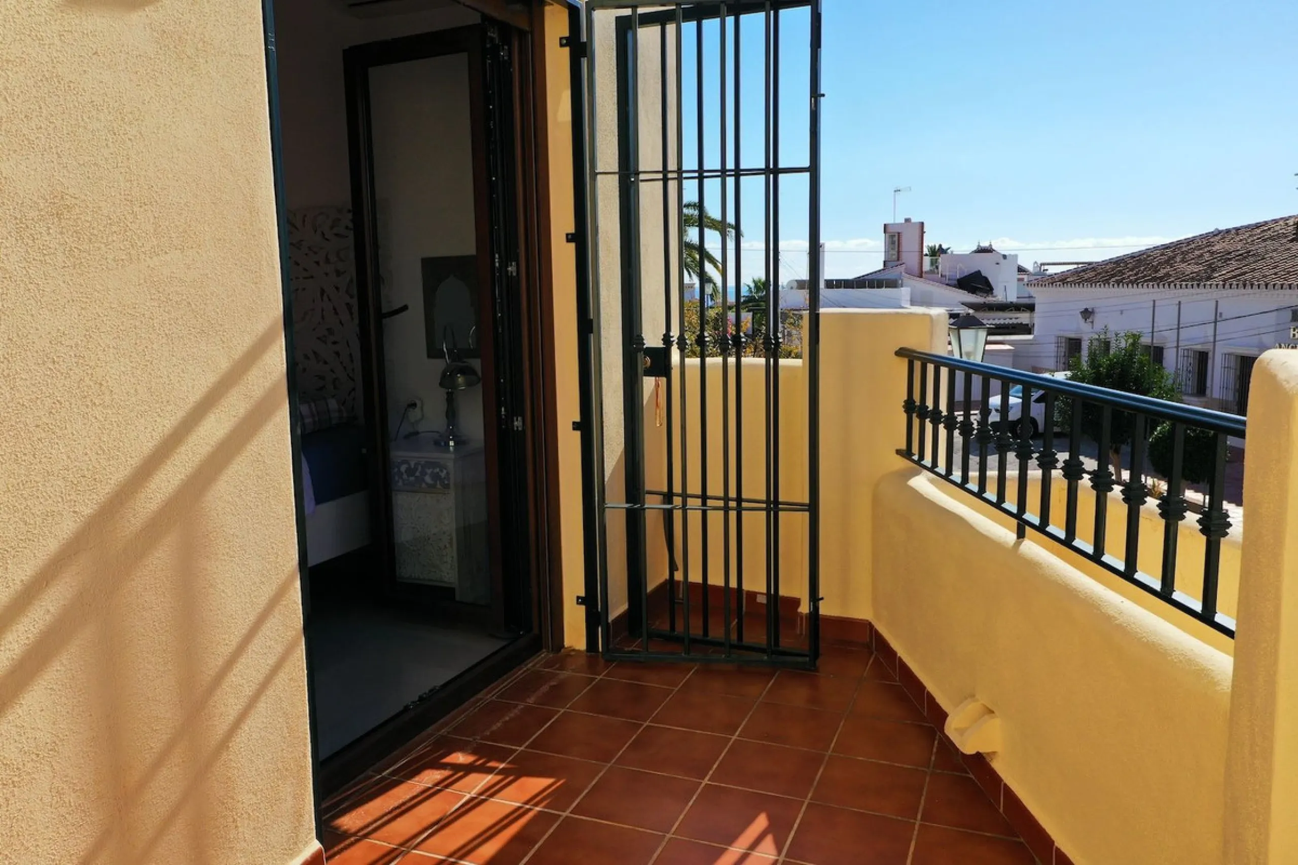 A wonderful 3 bedroom townhouse, situated in the Chimenea area of Nerja, within walking distance to Burriana Beach.