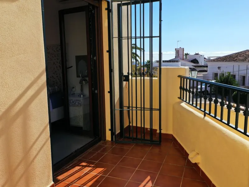 A wonderful 3 bedroom townhouse, situated in the Chimenea area of Nerja, within walking distance to Burriana Beach.