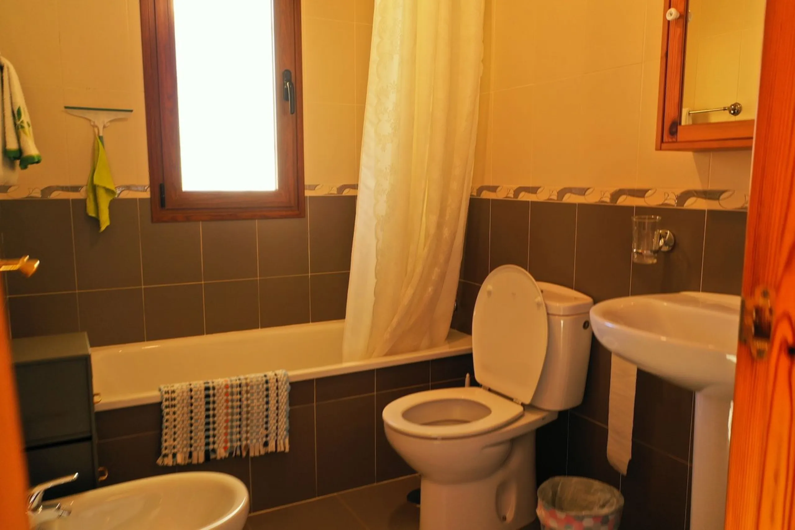 A wonderful 3 bedroom townhouse, situated in the Chimenea area of Nerja, within walking distance to Burriana Beach.