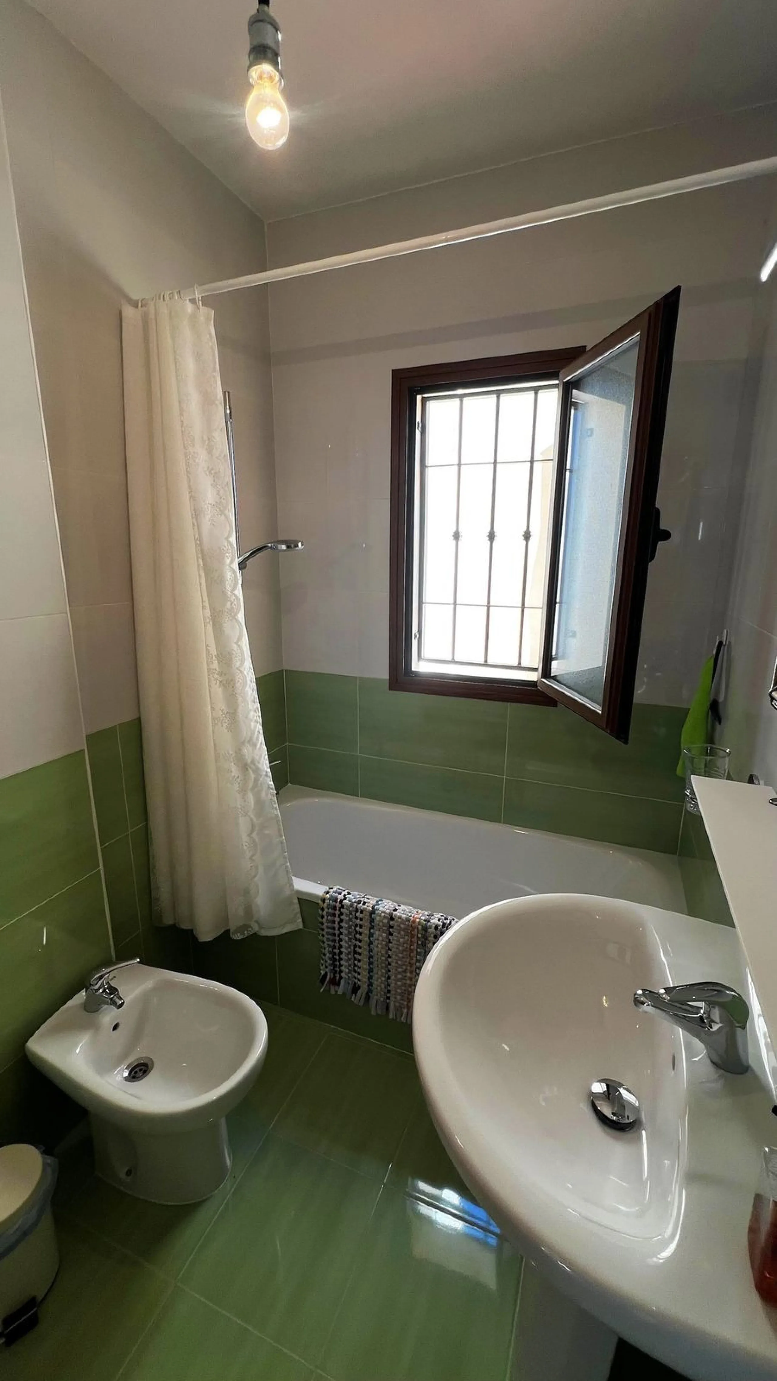 A wonderful 3 bedroom townhouse, situated in the Chimenea area of Nerja, within walking distance to Burriana Beach.