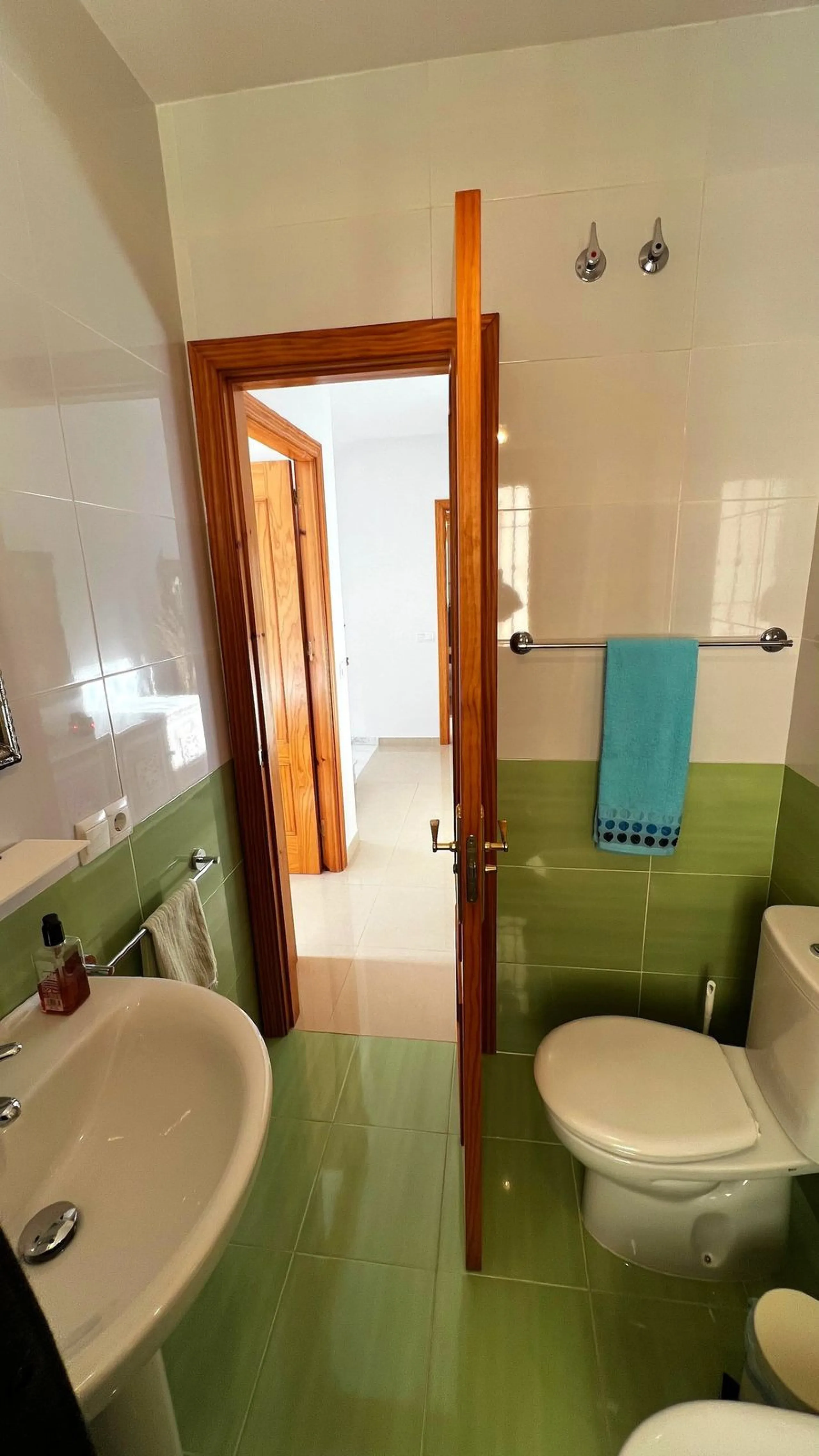 A wonderful 3 bedroom townhouse, situated in the Chimenea area of Nerja, within walking distance to Burriana Beach.