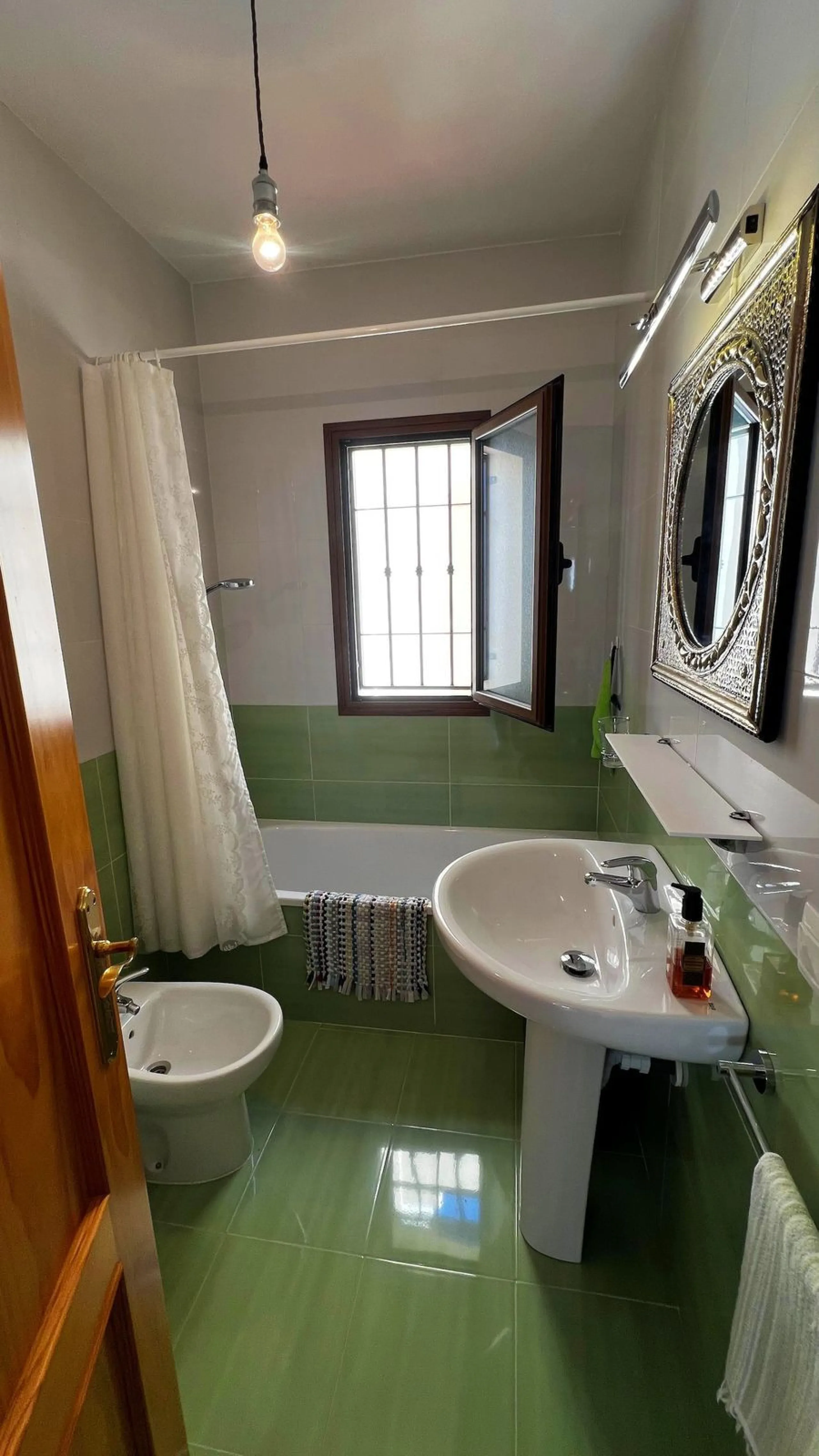 A wonderful 3 bedroom townhouse, situated in the Chimenea area of Nerja, within walking distance to Burriana Beach.