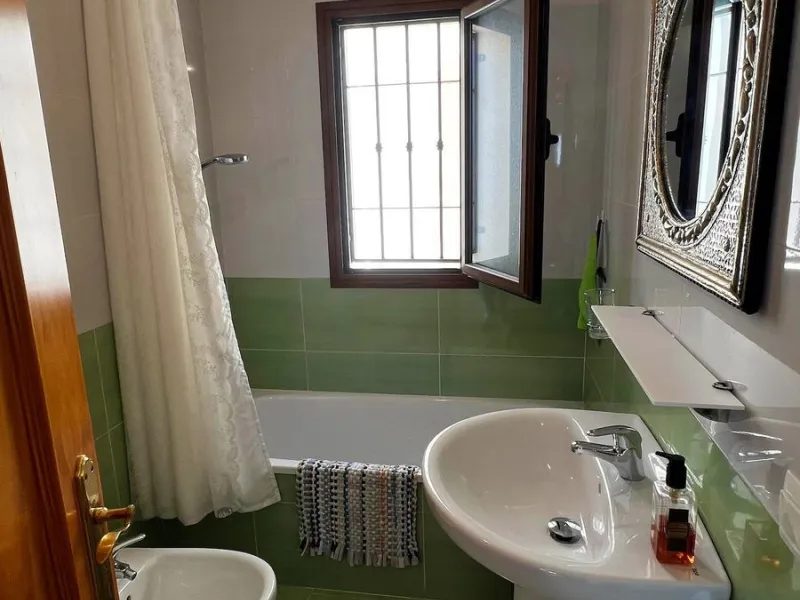 A wonderful 3 bedroom townhouse, situated in the Chimenea area of Nerja, within walking distance to Burriana Beach.