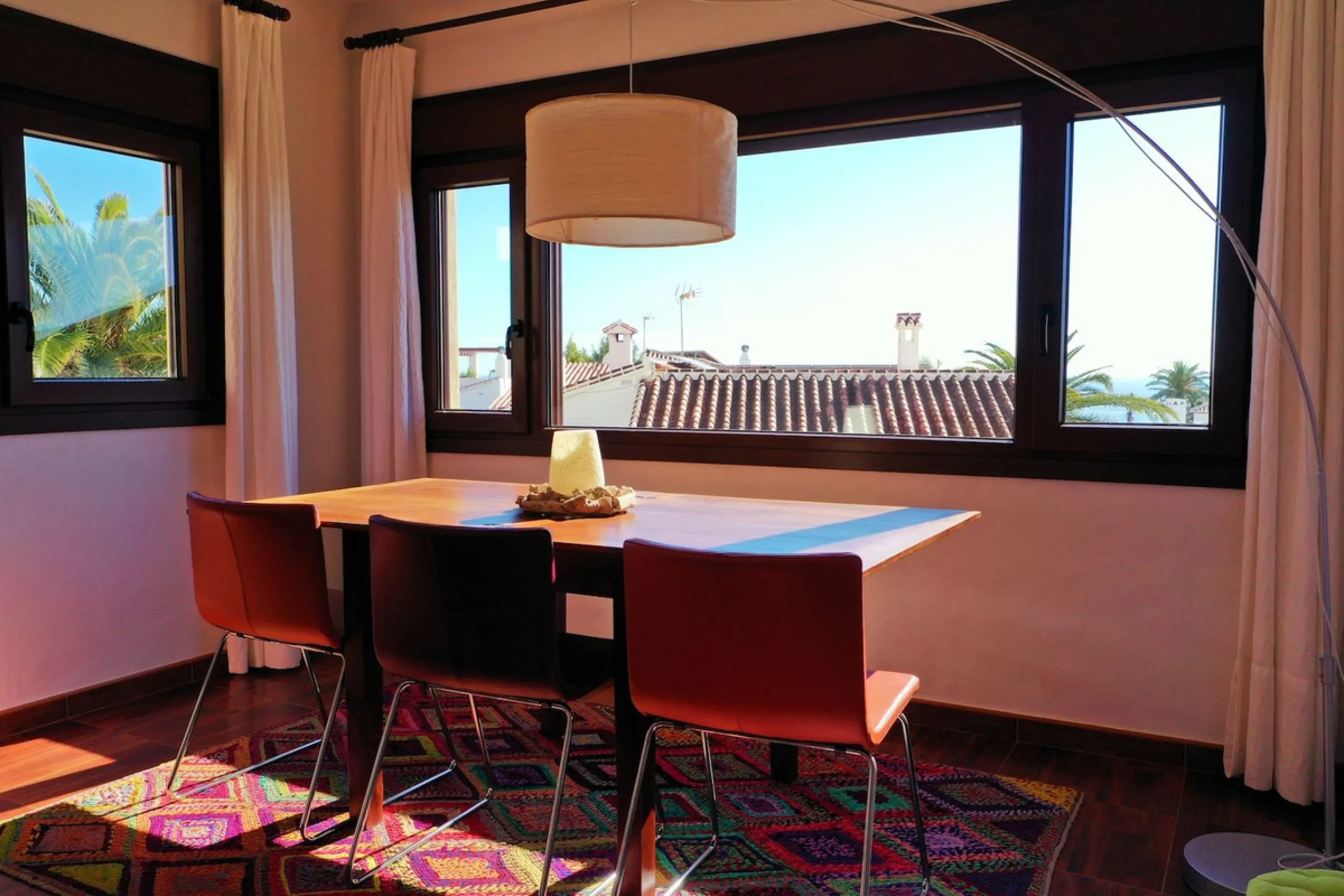 A wonderful 3 bedroom townhouse, situated in the Chimenea area of Nerja, within walking distance to Burriana Beach.