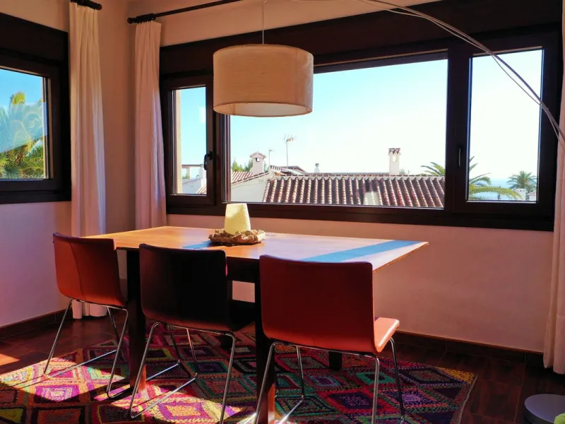A wonderful 3 bedroom townhouse, situated in the Chimenea area of Nerja, within walking distance to Burriana Beach.
