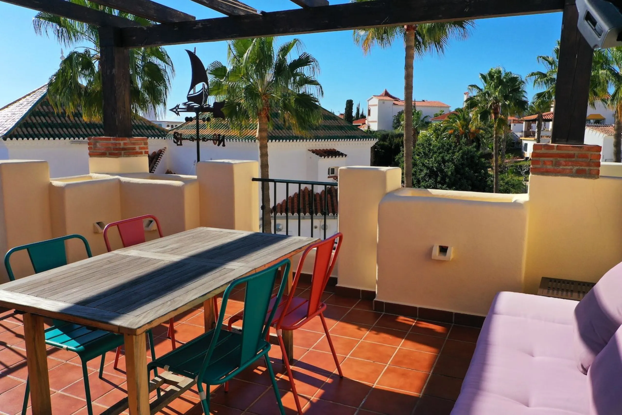 A wonderful 3 bedroom townhouse, situated in the Chimenea area of Nerja, within walking distance to Burriana Beach.