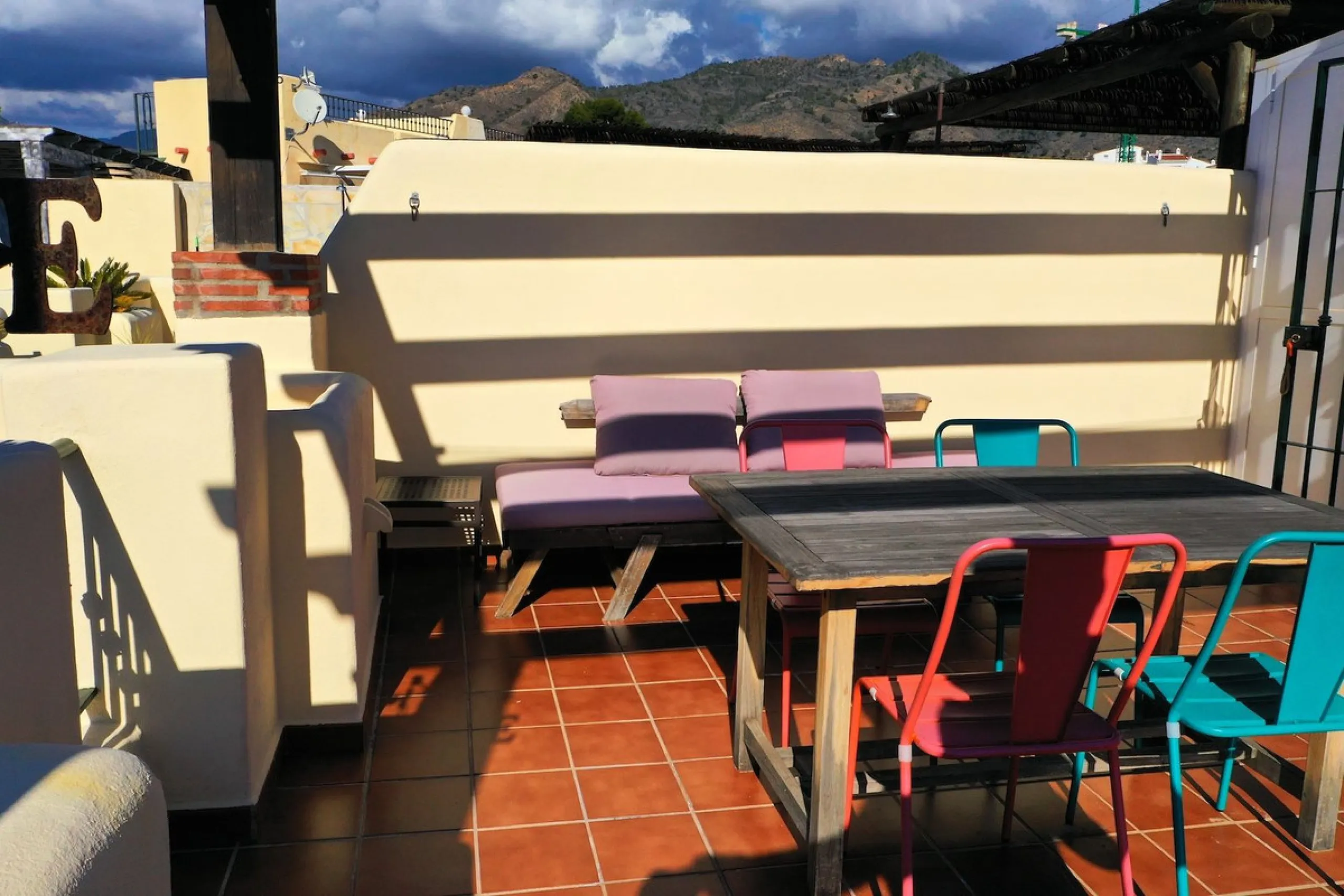 A wonderful 3 bedroom townhouse, situated in the Chimenea area of Nerja, within walking distance to Burriana Beach.
