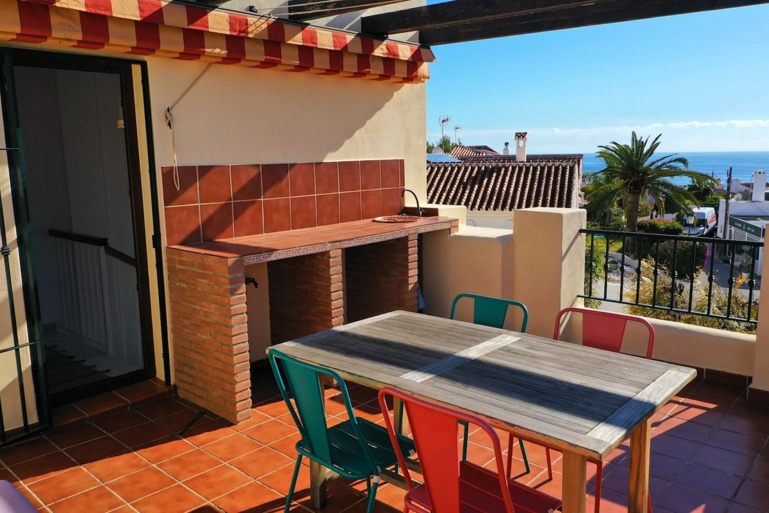A wonderful 3 bedroom townhouse, situated in the Chimenea area of Nerja, within walking distance to Burriana Beach.