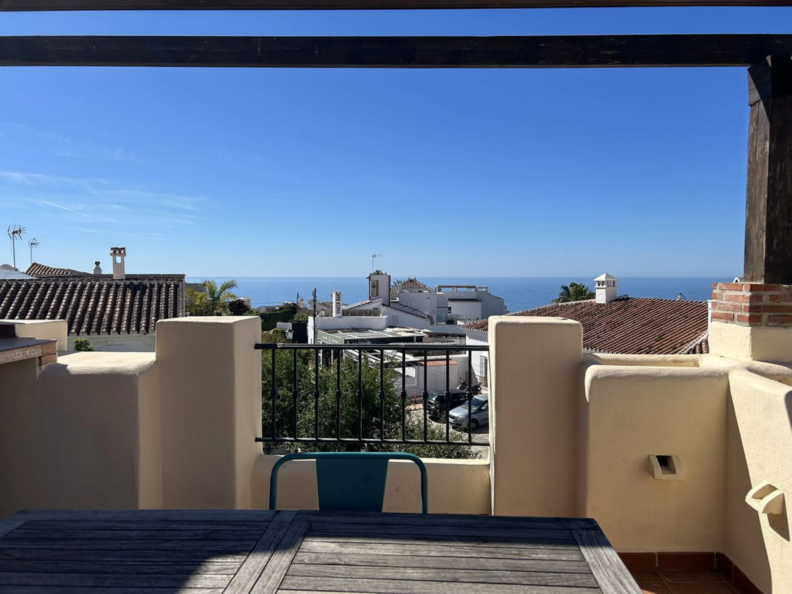 A wonderful 3 bedroom townhouse, situated in the Chimenea area of Nerja, within walking distance to Burriana Beach.