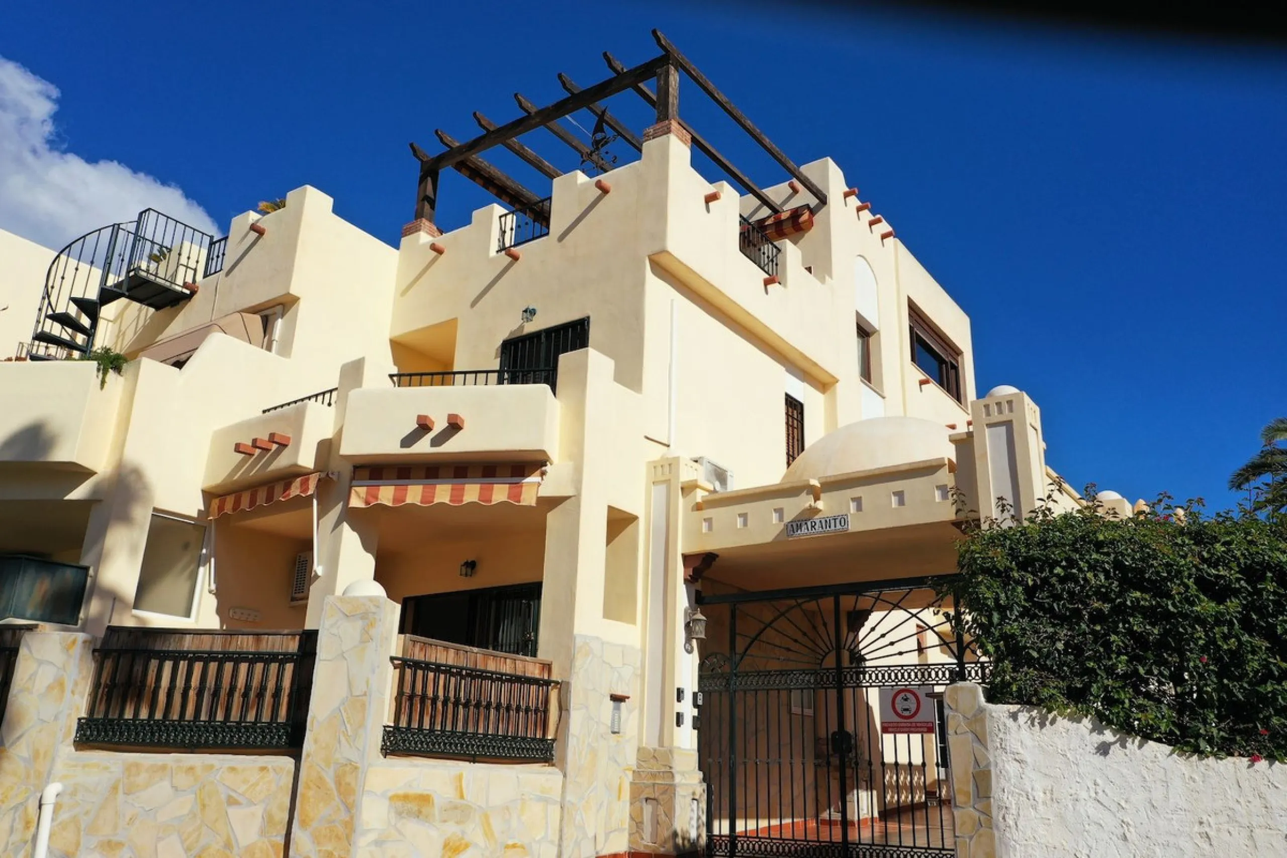 A wonderful 3 bedroom townhouse, situated in the Chimenea area of Nerja, within walking distance to Burriana Beach.