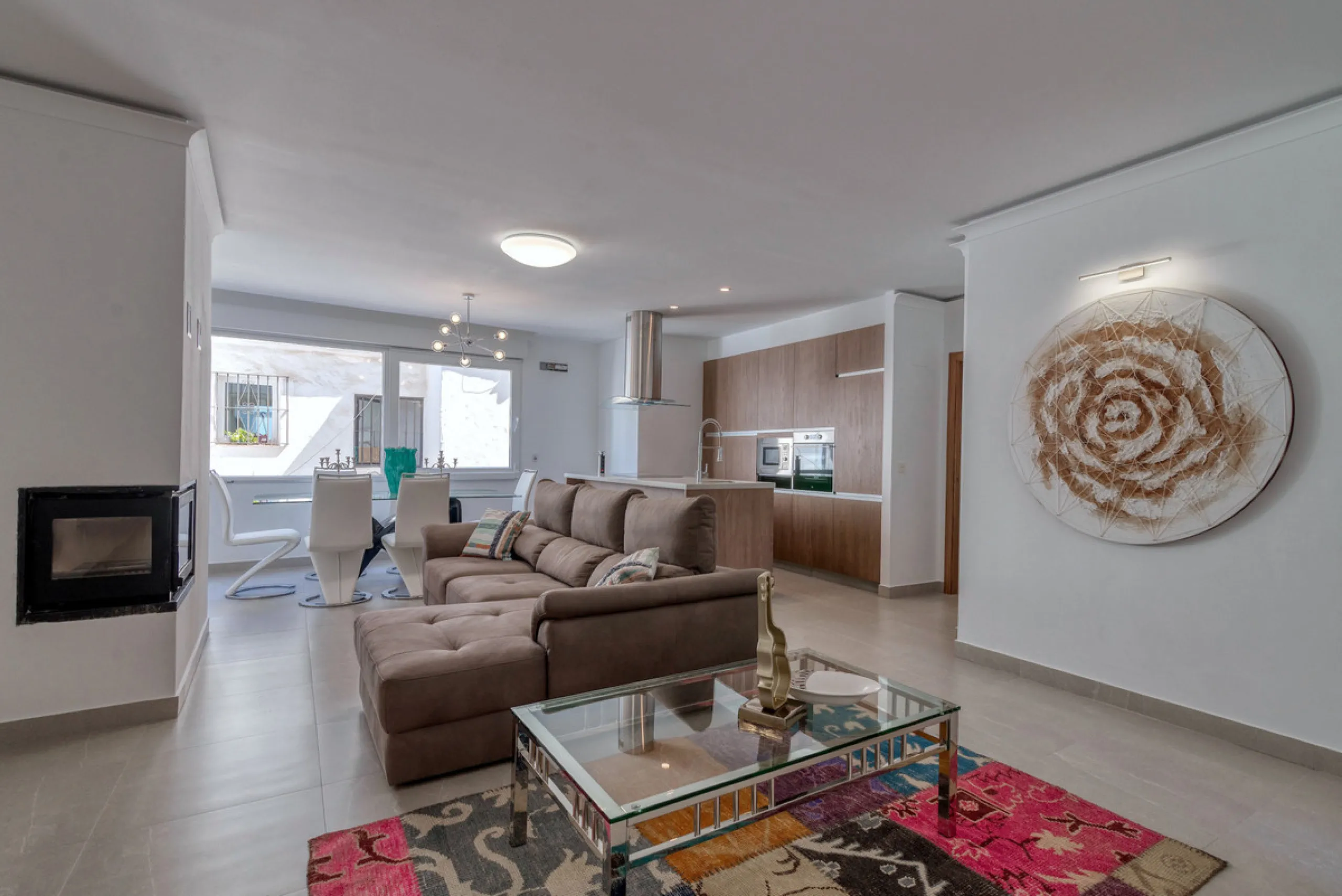 Presenting a perfectly finished Puerto Banus apartment, within steps of the bustling port but situated in a location that ensures tranquility. The home is accessed from the ground floor level by a lift that arrives within steps of the front door of this l