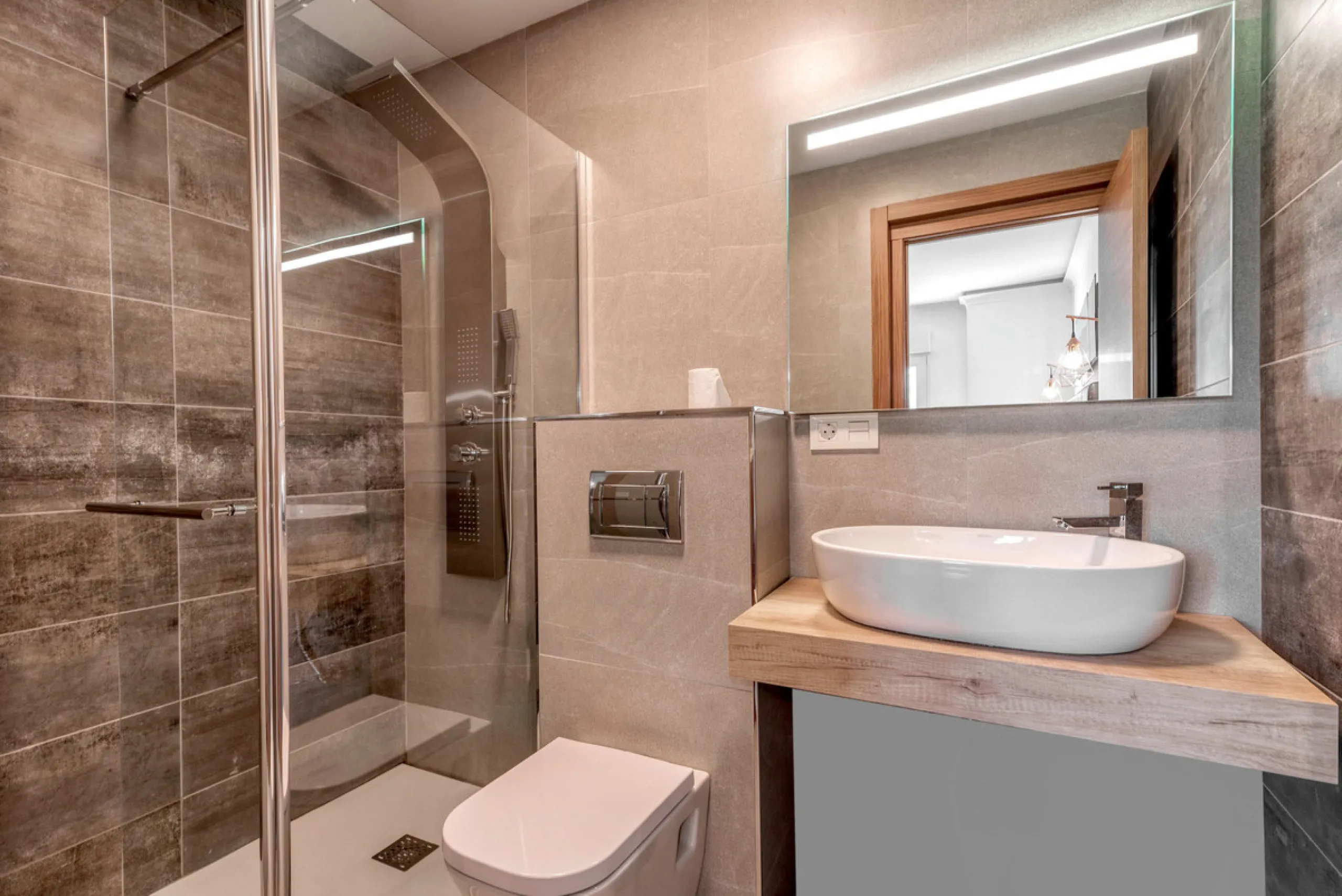 Presenting a perfectly finished Puerto Banus apartment, within steps of the bustling port but situated in a location that ensures tranquility. The home is accessed from the ground floor level by a lift that arrives within steps of the front door of this l