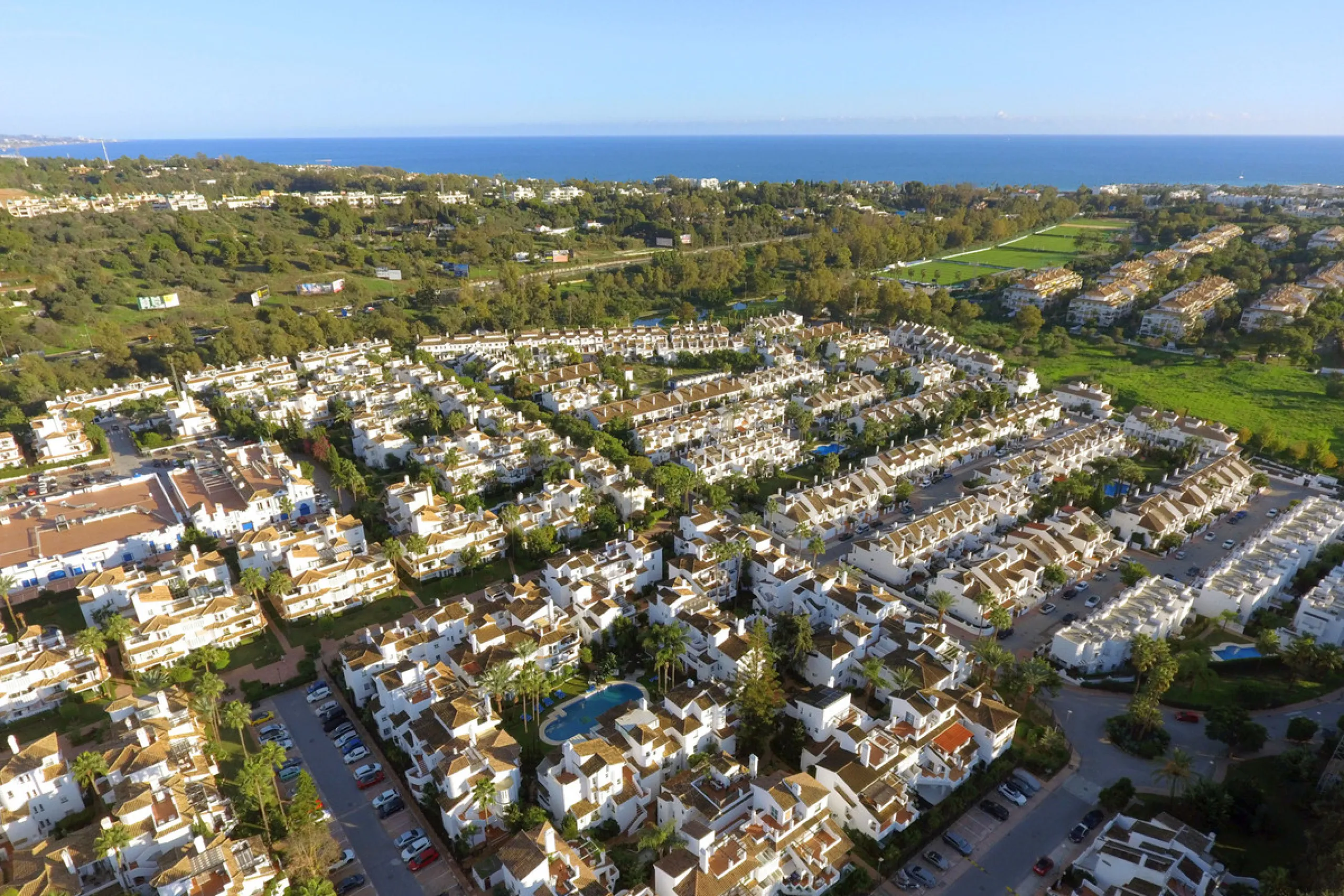 This exquisite 3-bedroom, 2-bathroom duplex penthouse is located in the best part of Urb. Los Naranjos de Marbella, situated in the exclusive and quiet Fase 1. Just a 5-minute drive from Puerto Banús, this property offers both convenience and tranquility,