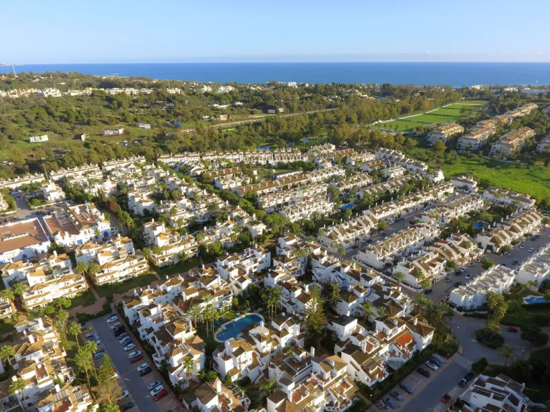This exquisite 3-bedroom, 2-bathroom duplex penthouse is located in the best part of Urb. Los Naranjos de Marbella, situated in the exclusive and quiet Fase 1. Just a 5-minute drive from Puerto Banús, this property offers both convenience and tranquility,