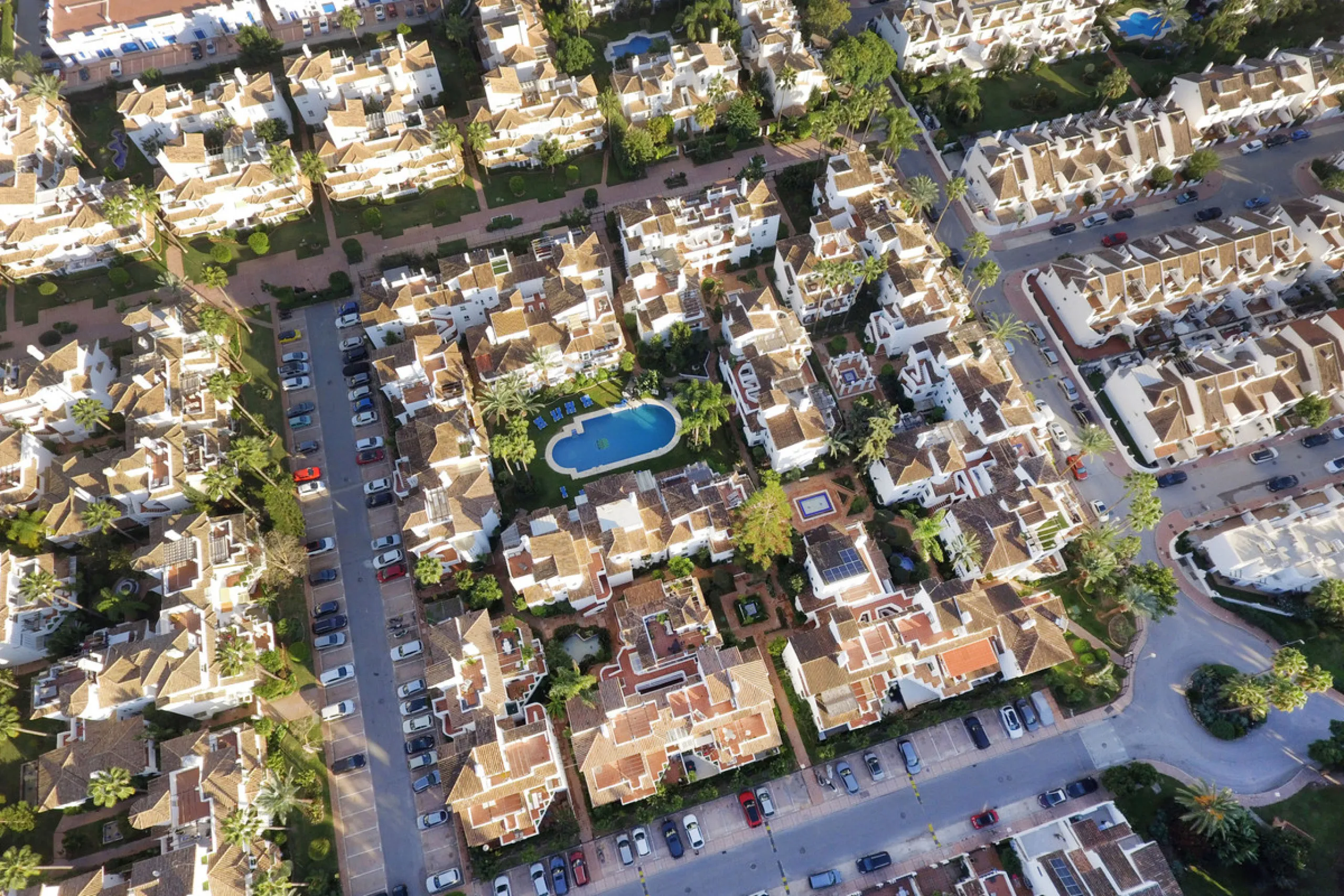 This exquisite 3-bedroom, 2-bathroom duplex penthouse is located in the best part of Urb. Los Naranjos de Marbella, situated in the exclusive and quiet Fase 1. Just a 5-minute drive from Puerto Banús, this property offers both convenience and tranquility,