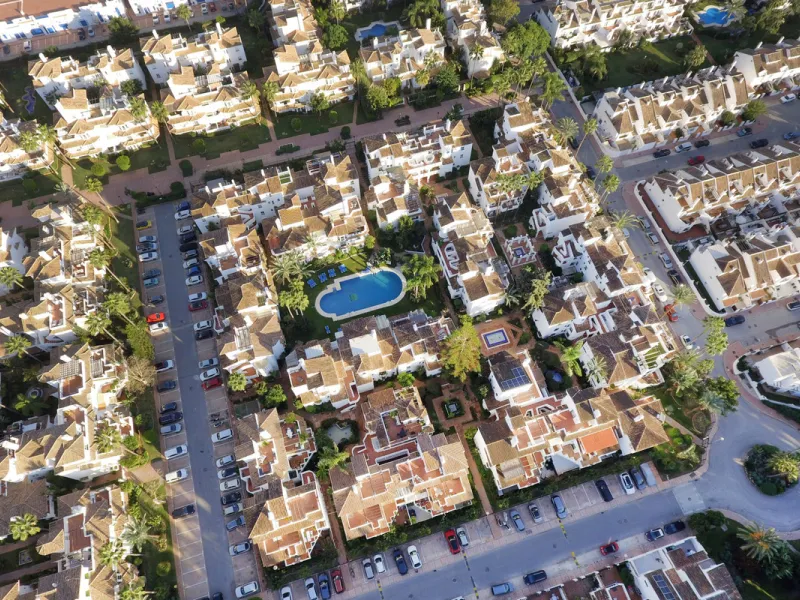 This exquisite 3-bedroom, 2-bathroom duplex penthouse is located in the best part of Urb. Los Naranjos de Marbella, situated in the exclusive and quiet Fase 1. Just a 5-minute drive from Puerto Banús, this property offers both convenience and tranquility,