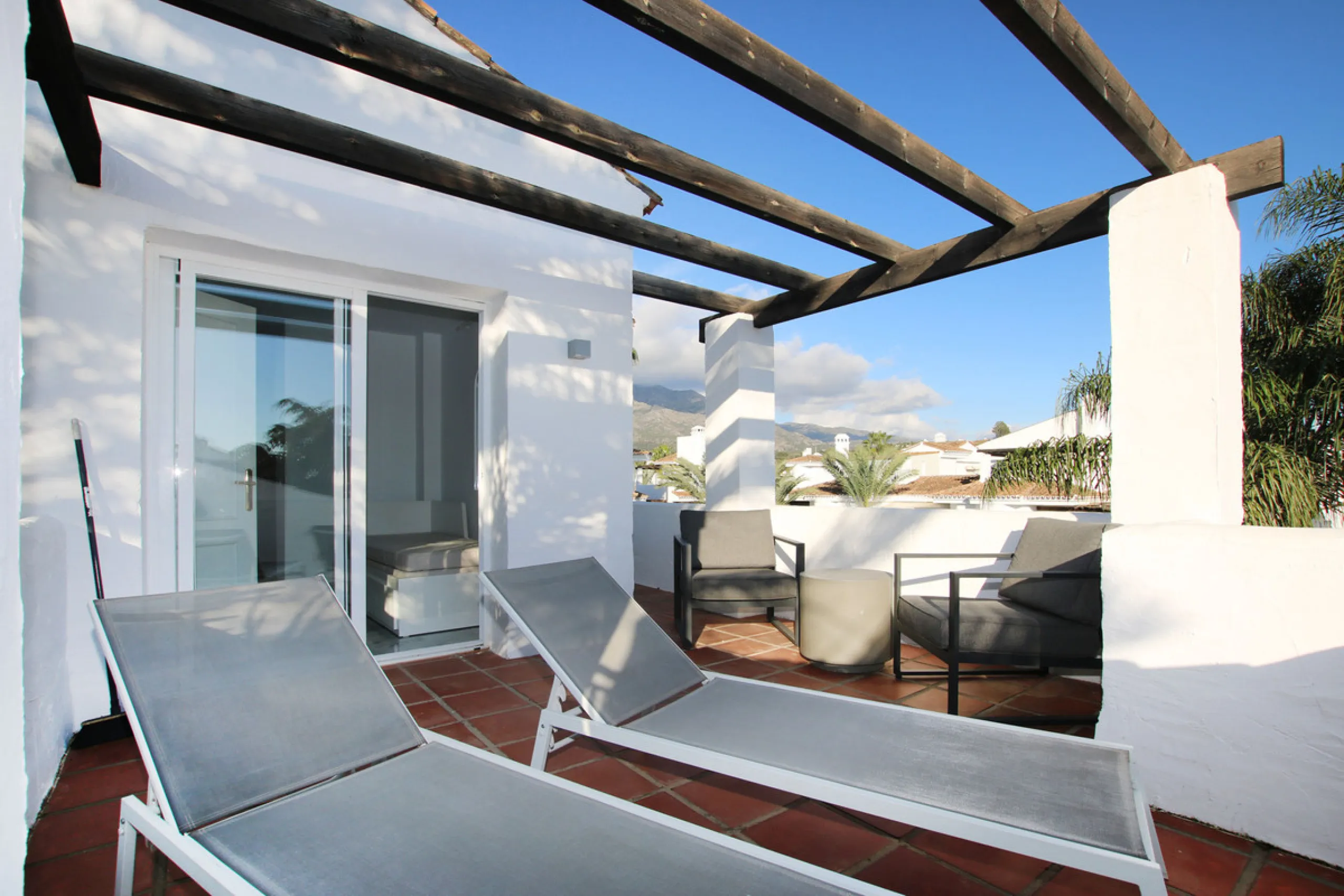 This exquisite 3-bedroom, 2-bathroom duplex penthouse is located in the best part of Urb. Los Naranjos de Marbella, situated in the exclusive and quiet Fase 1. Just a 5-minute drive from Puerto Banús, this property offers both convenience and tranquility,