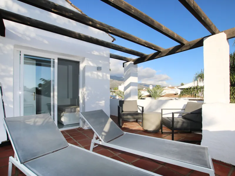This exquisite 3-bedroom, 2-bathroom duplex penthouse is located in the best part of Urb. Los Naranjos de Marbella, situated in the exclusive and quiet Fase 1. Just a 5-minute drive from Puerto Banús, this property offers both convenience and tranquility,