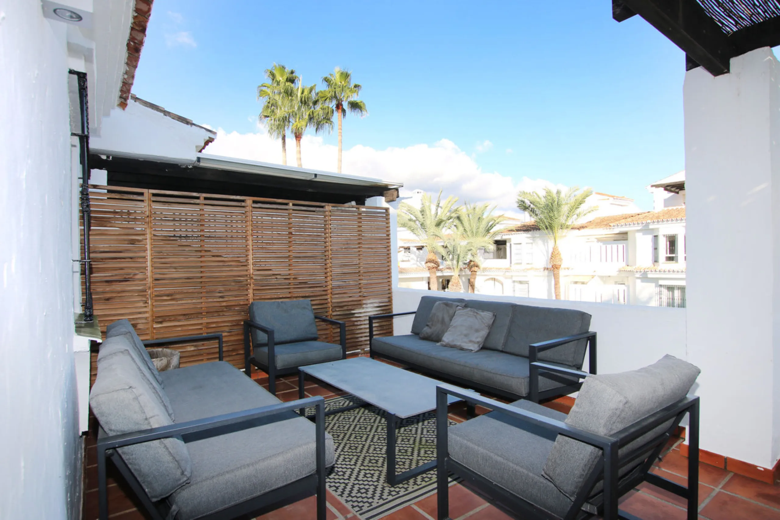 This exquisite 3-bedroom, 2-bathroom duplex penthouse is located in the best part of Urb. Los Naranjos de Marbella, situated in the exclusive and quiet Fase 1. Just a 5-minute drive from Puerto Banús, this property offers both convenience and tranquility,