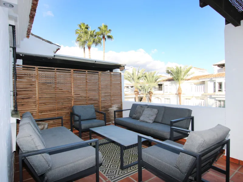 This exquisite 3-bedroom, 2-bathroom duplex penthouse is located in the best part of Urb. Los Naranjos de Marbella, situated in the exclusive and quiet Fase 1. Just a 5-minute drive from Puerto Banús, this property offers both convenience and tranquility,
