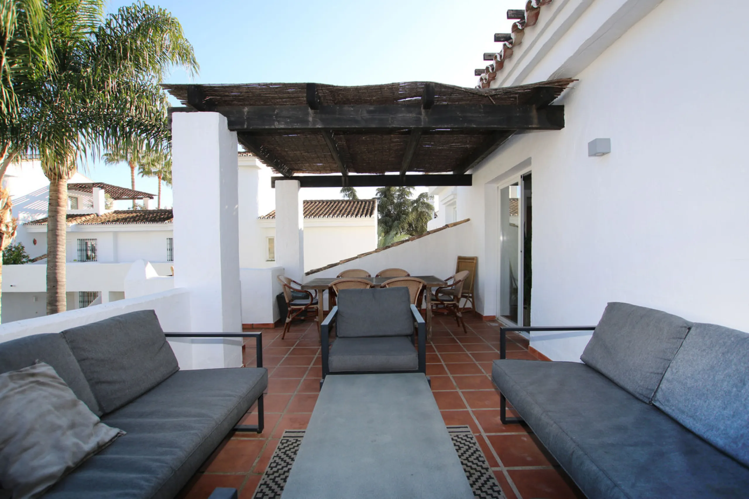 This exquisite 3-bedroom, 2-bathroom duplex penthouse is located in the best part of Urb. Los Naranjos de Marbella, situated in the exclusive and quiet Fase 1. Just a 5-minute drive from Puerto Banús, this property offers both convenience and tranquility,