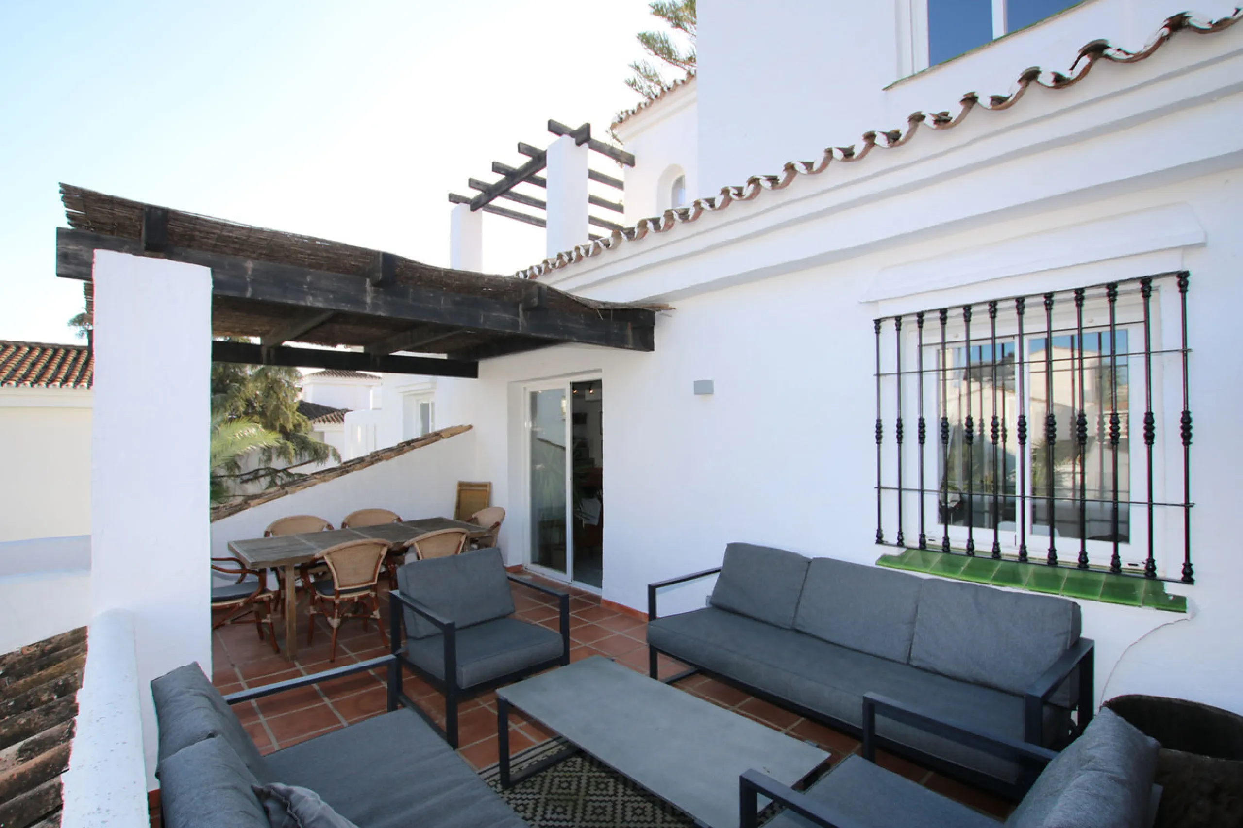 This exquisite 3-bedroom, 2-bathroom duplex penthouse is located in the best part of Urb. Los Naranjos de Marbella, situated in the exclusive and quiet Fase 1. Just a 5-minute drive from Puerto Banús, this property offers both convenience and tranquility,