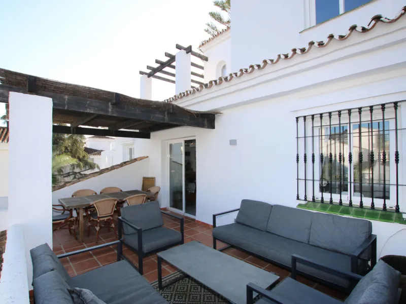 This exquisite 3-bedroom, 2-bathroom duplex penthouse is located in the best part of Urb. Los Naranjos de Marbella, situated in the exclusive and quiet Fase 1. Just a 5-minute drive from Puerto Banús, this property offers both convenience and tranquility,