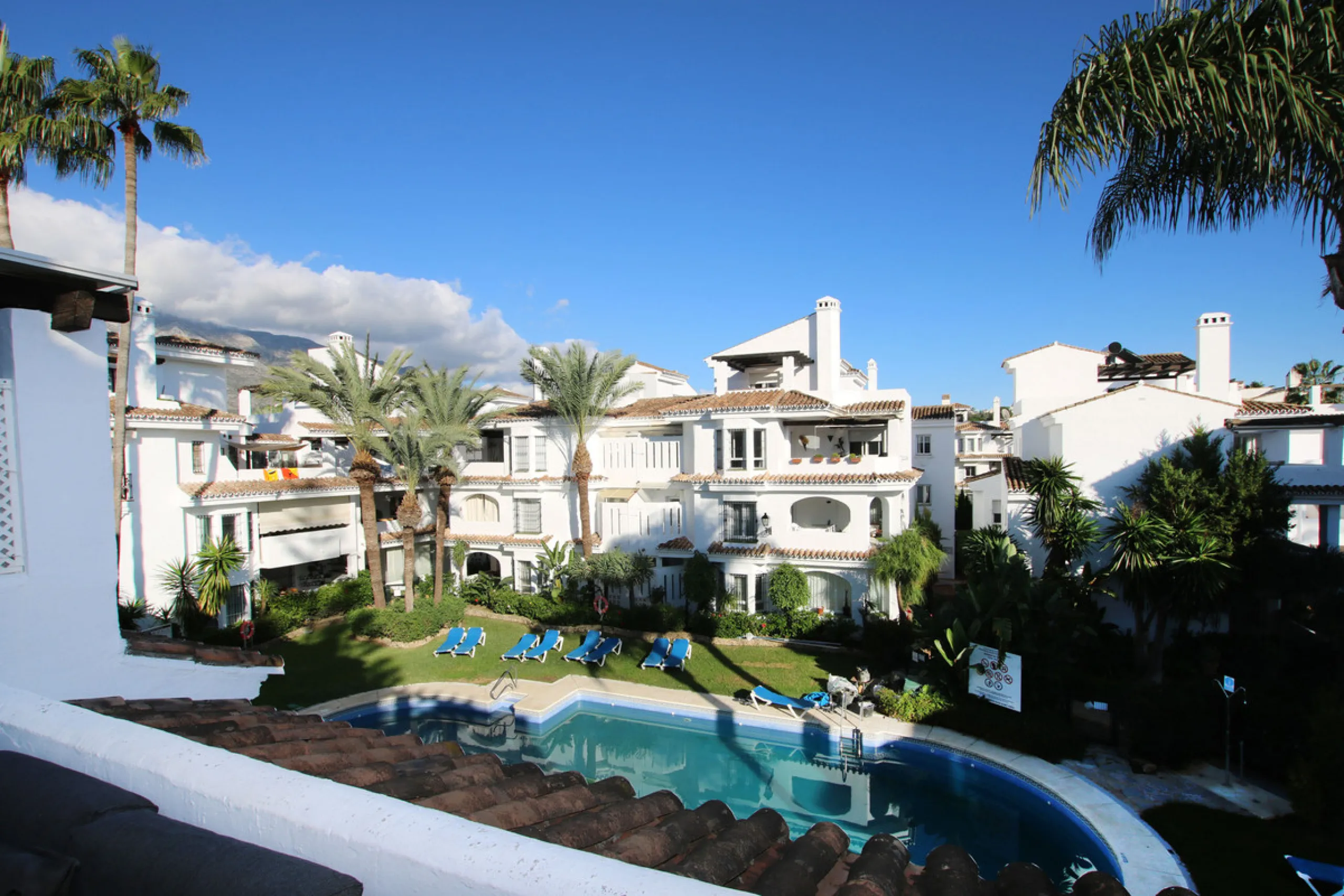 This exquisite 3-bedroom, 2-bathroom duplex penthouse is located in the best part of Urb. Los Naranjos de Marbella, situated in the exclusive and quiet Fase 1. Just a 5-minute drive from Puerto Banús, this property offers both convenience and tranquility,