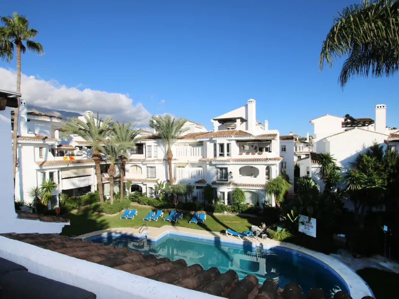 This exquisite 3-bedroom, 2-bathroom duplex penthouse is located in the best part of Urb. Los Naranjos de Marbella, situated in the exclusive and quiet Fase 1. Just a 5-minute drive from Puerto Banús, this property offers both convenience and tranquility,