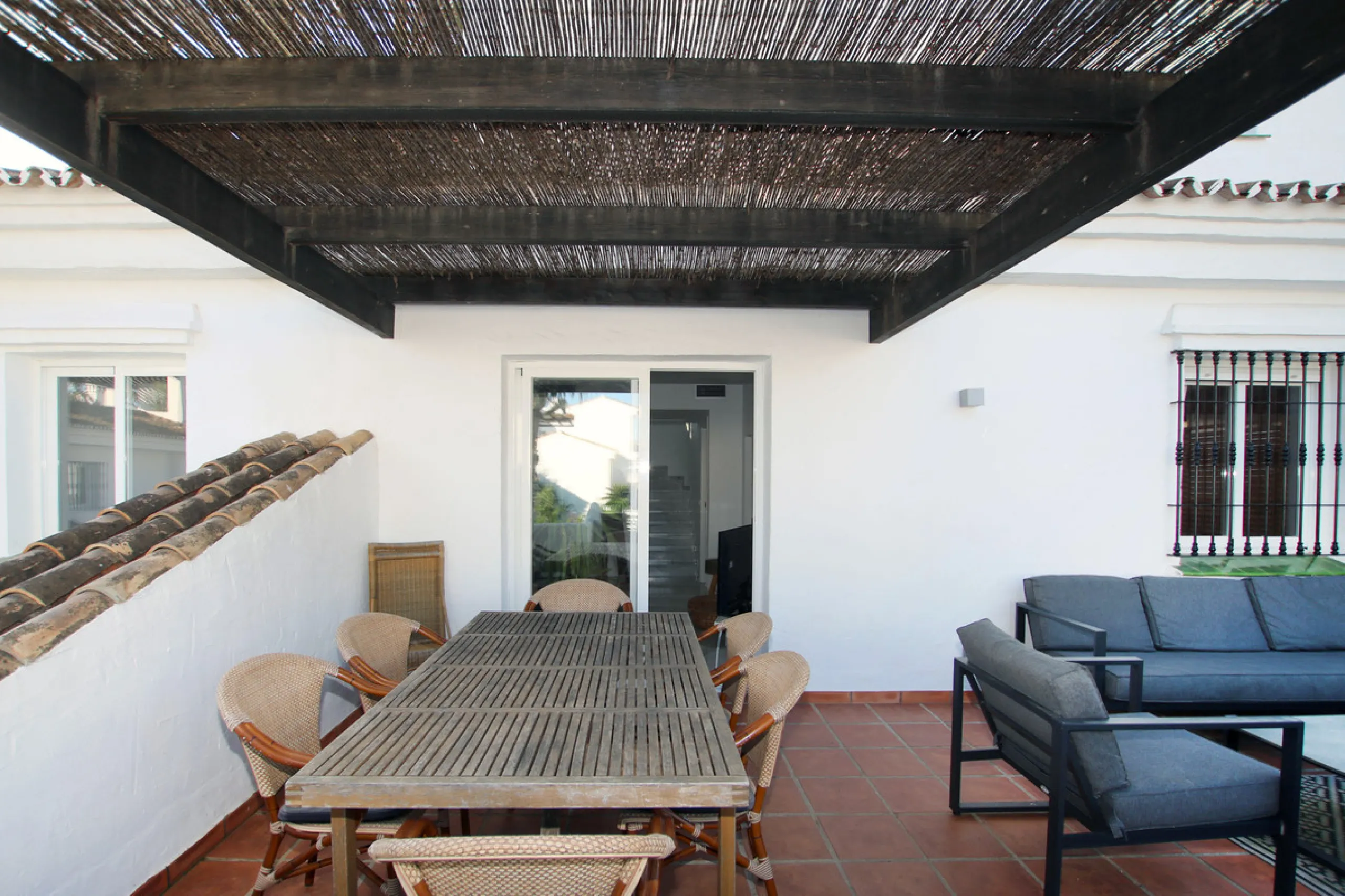 This exquisite 3-bedroom, 2-bathroom duplex penthouse is located in the best part of Urb. Los Naranjos de Marbella, situated in the exclusive and quiet Fase 1. Just a 5-minute drive from Puerto Banús, this property offers both convenience and tranquility,