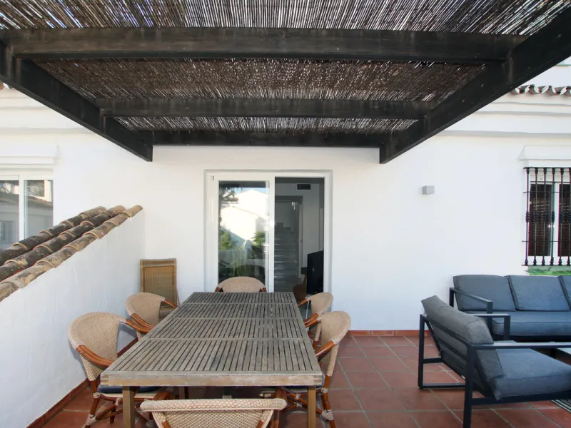 This exquisite 3-bedroom, 2-bathroom duplex penthouse is located in the best part of Urb. Los Naranjos de Marbella, situated in the exclusive and quiet Fase 1. Just a 5-minute drive from Puerto Banús, this property offers both convenience and tranquility,