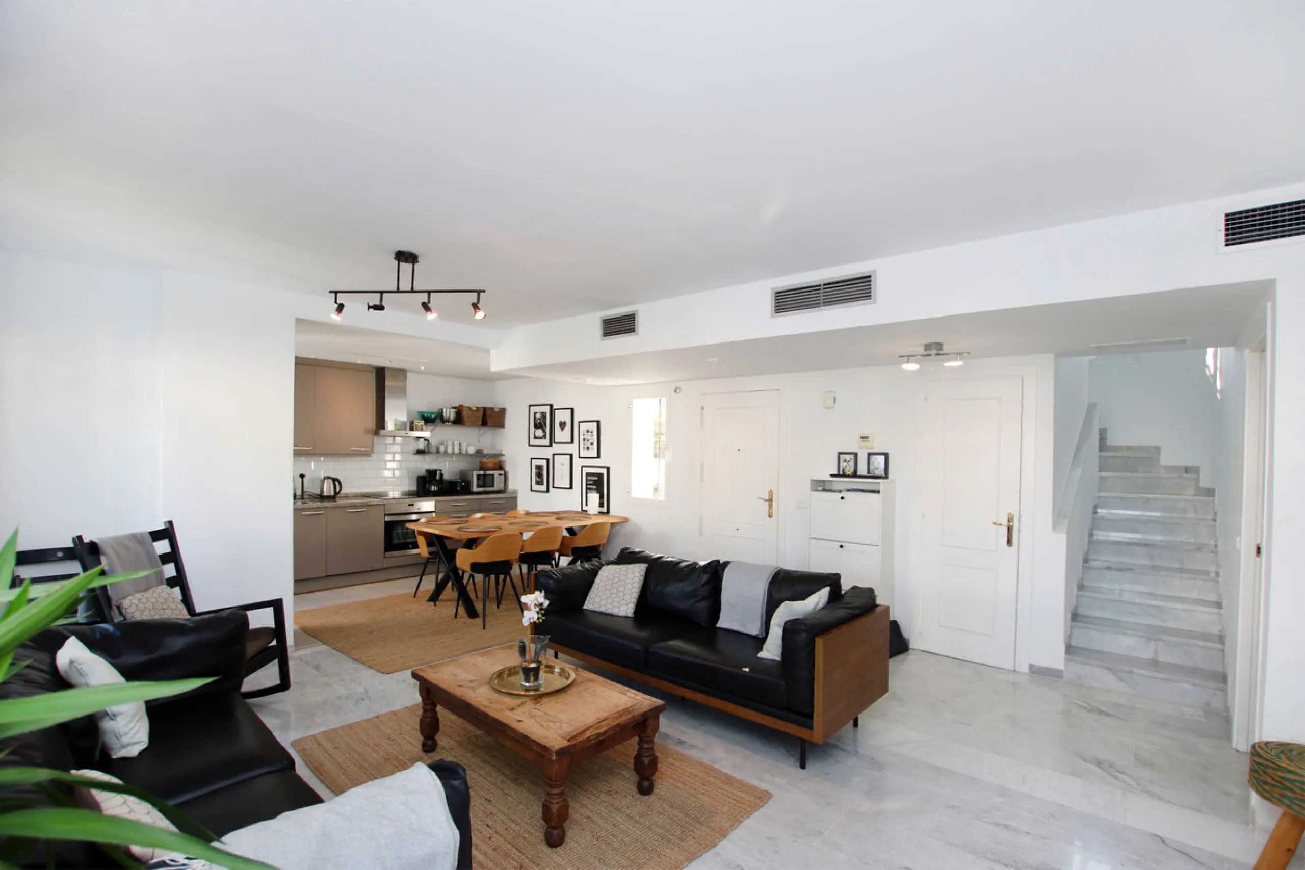 This exquisite 3-bedroom, 2-bathroom duplex penthouse is located in the best part of Urb. Los Naranjos de Marbella, situated in the exclusive and quiet Fase 1. Just a 5-minute drive from Puerto Banús, this property offers both convenience and tranquility,