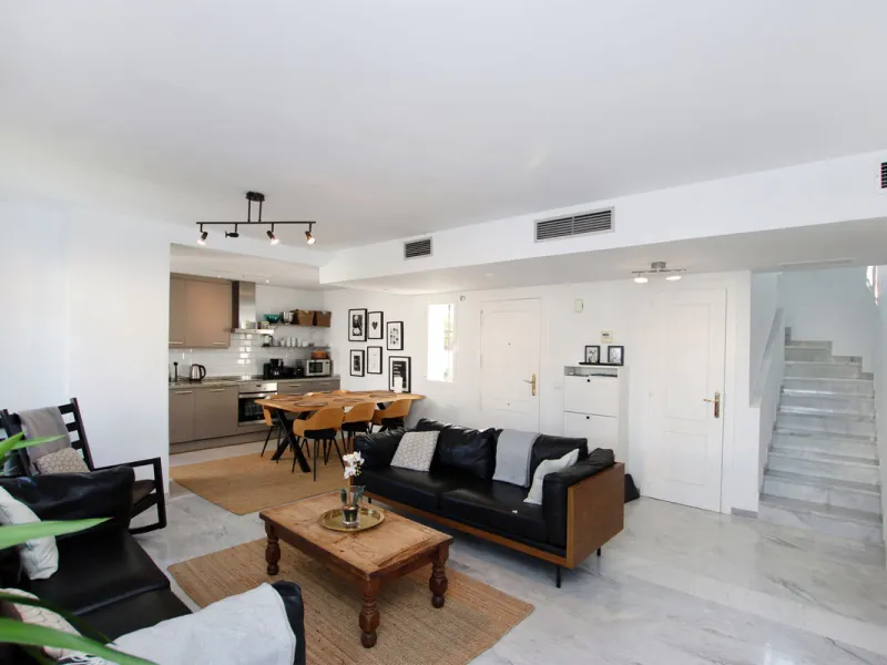 This exquisite 3-bedroom, 2-bathroom duplex penthouse is located in the best part of Urb. Los Naranjos de Marbella, situated in the exclusive and quiet Fase 1. Just a 5-minute drive from Puerto Banús, this property offers both convenience and tranquility,
