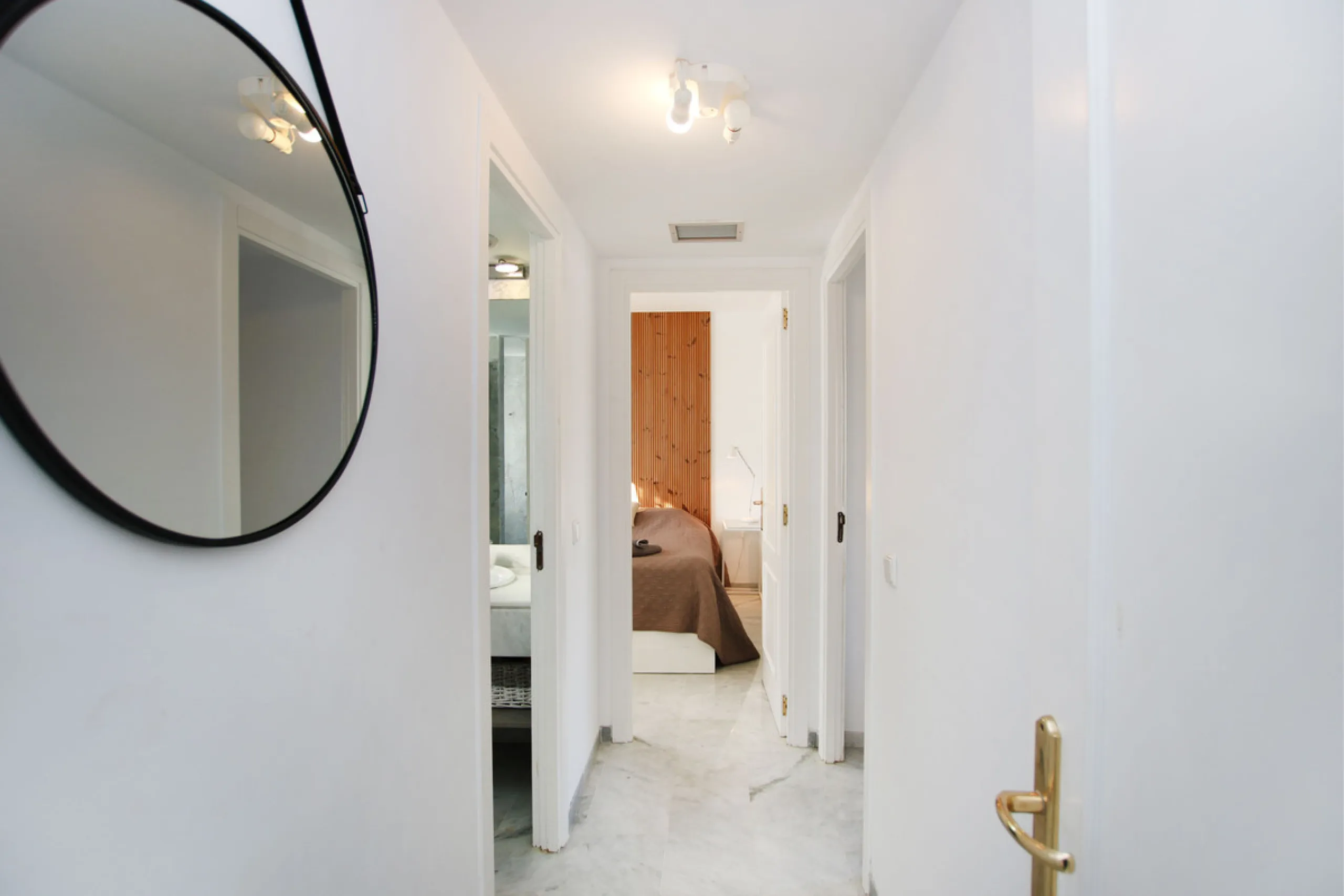This exquisite 3-bedroom, 2-bathroom duplex penthouse is located in the best part of Urb. Los Naranjos de Marbella, situated in the exclusive and quiet Fase 1. Just a 5-minute drive from Puerto Banús, this property offers both convenience and tranquility,