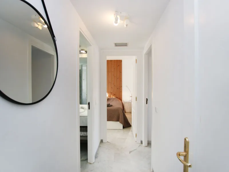 This exquisite 3-bedroom, 2-bathroom duplex penthouse is located in the best part of Urb. Los Naranjos de Marbella, situated in the exclusive and quiet Fase 1. Just a 5-minute drive from Puerto Banús, this property offers both convenience and tranquility,