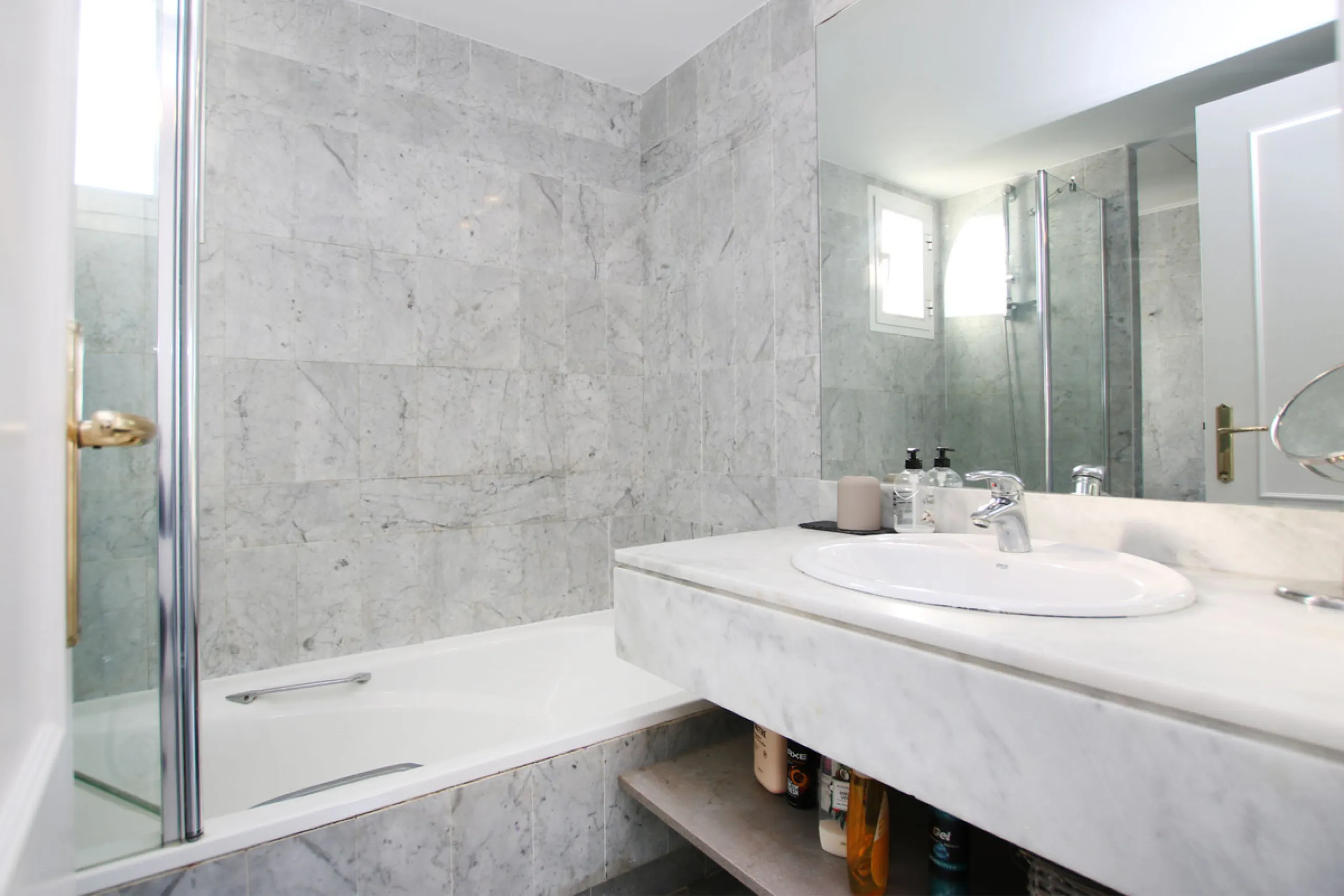 This exquisite 3-bedroom, 2-bathroom duplex penthouse is located in the best part of Urb. Los Naranjos de Marbella, situated in the exclusive and quiet Fase 1. Just a 5-minute drive from Puerto Banús, this property offers both convenience and tranquility,