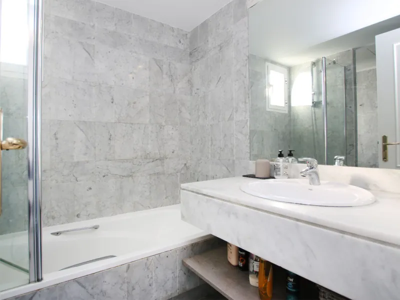 This exquisite 3-bedroom, 2-bathroom duplex penthouse is located in the best part of Urb. Los Naranjos de Marbella, situated in the exclusive and quiet Fase 1. Just a 5-minute drive from Puerto Banús, this property offers both convenience and tranquility,