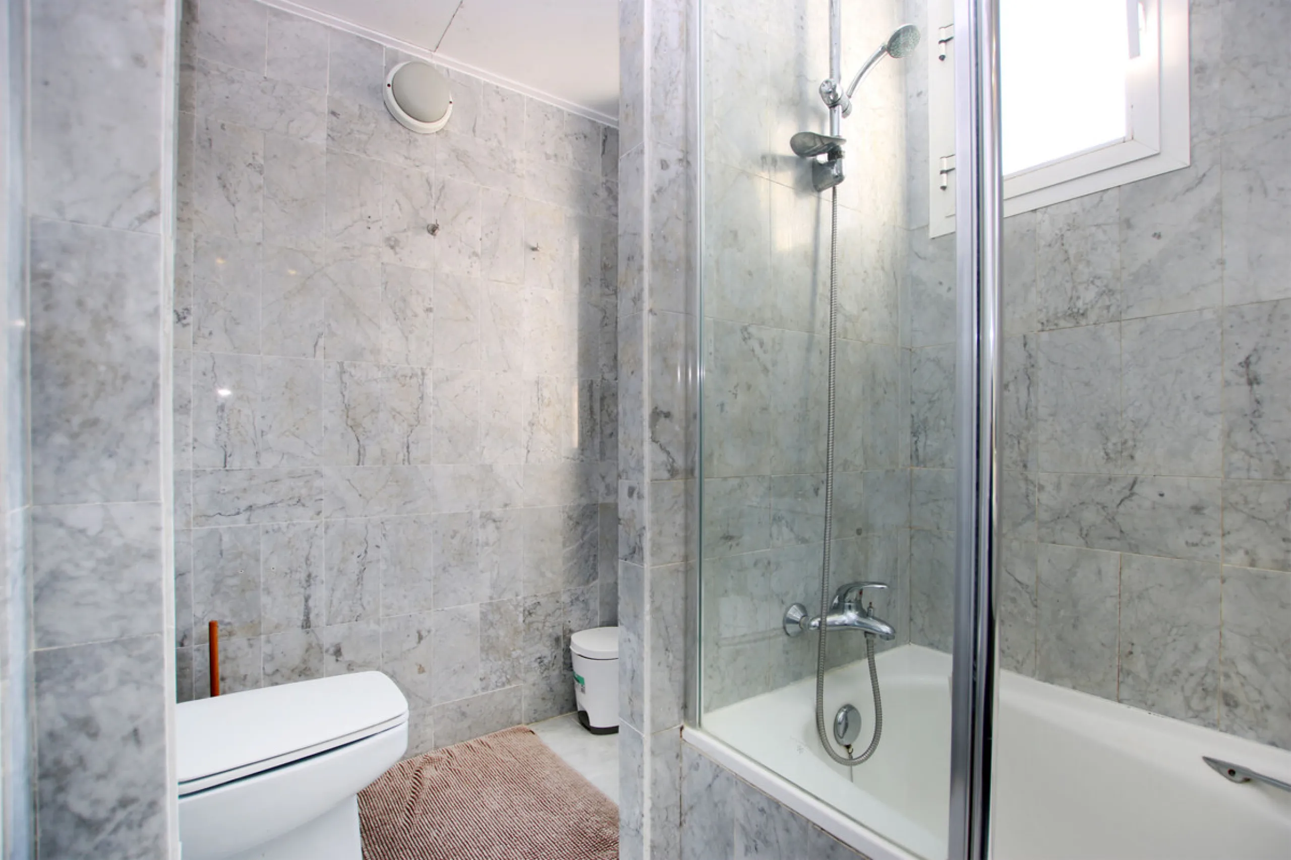 This exquisite 3-bedroom, 2-bathroom duplex penthouse is located in the best part of Urb. Los Naranjos de Marbella, situated in the exclusive and quiet Fase 1. Just a 5-minute drive from Puerto Banús, this property offers both convenience and tranquility,