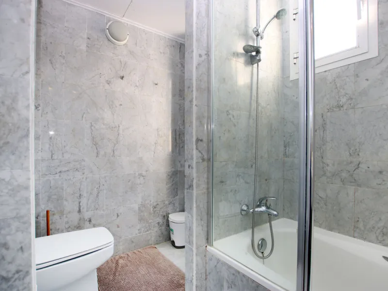 This exquisite 3-bedroom, 2-bathroom duplex penthouse is located in the best part of Urb. Los Naranjos de Marbella, situated in the exclusive and quiet Fase 1. Just a 5-minute drive from Puerto Banús, this property offers both convenience and tranquility,