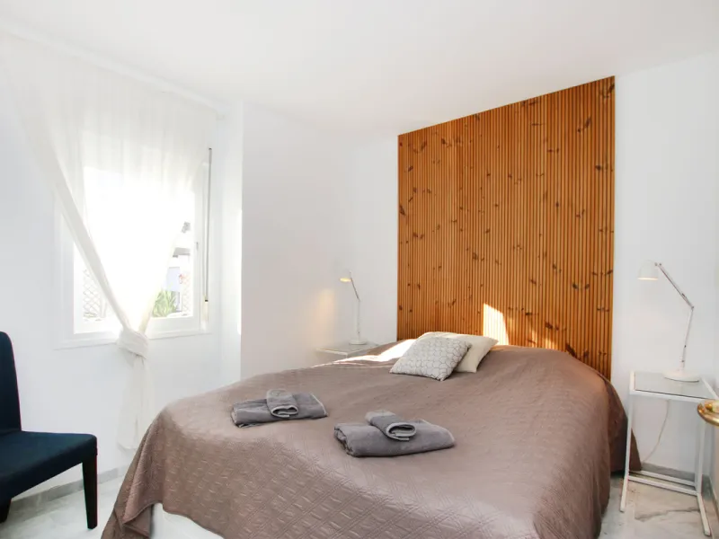 This exquisite 3-bedroom, 2-bathroom duplex penthouse is located in the best part of Urb. Los Naranjos de Marbella, situated in the exclusive and quiet Fase 1. Just a 5-minute drive from Puerto Banús, this property offers both convenience and tranquility,