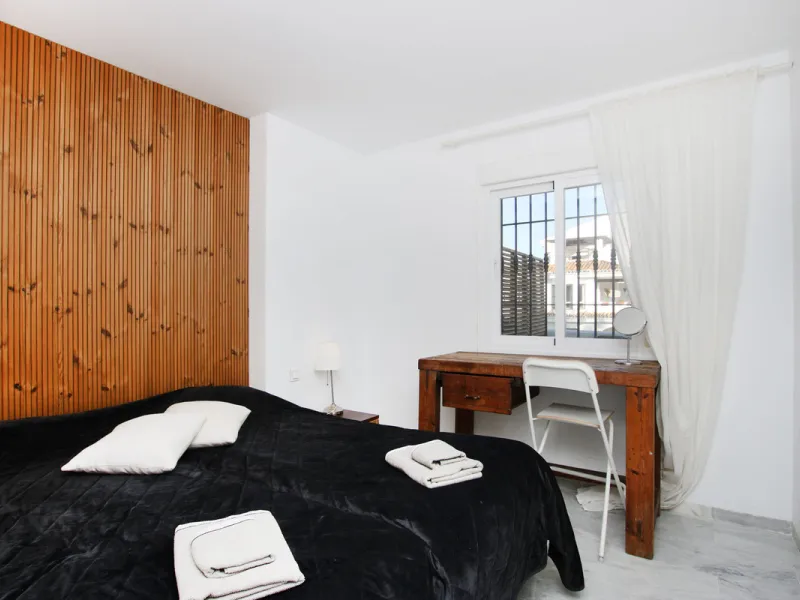This exquisite 3-bedroom, 2-bathroom duplex penthouse is located in the best part of Urb. Los Naranjos de Marbella, situated in the exclusive and quiet Fase 1. Just a 5-minute drive from Puerto Banús, this property offers both convenience and tranquility,