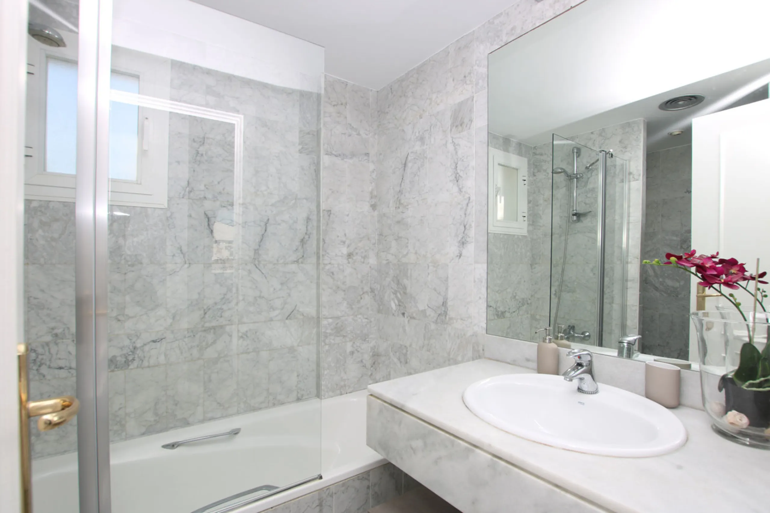 This exquisite 3-bedroom, 2-bathroom duplex penthouse is located in the best part of Urb. Los Naranjos de Marbella, situated in the exclusive and quiet Fase 1. Just a 5-minute drive from Puerto Banús, this property offers both convenience and tranquility,