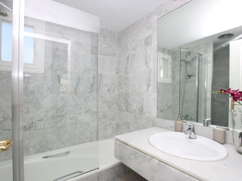 This exquisite 3-bedroom, 2-bathroom duplex penthouse is located in the best part of Urb. Los Naranjos de Marbella, situated in the exclusive and quiet Fase 1. Just a 5-minute drive from Puerto Banús, this property offers both convenience and tranquility,