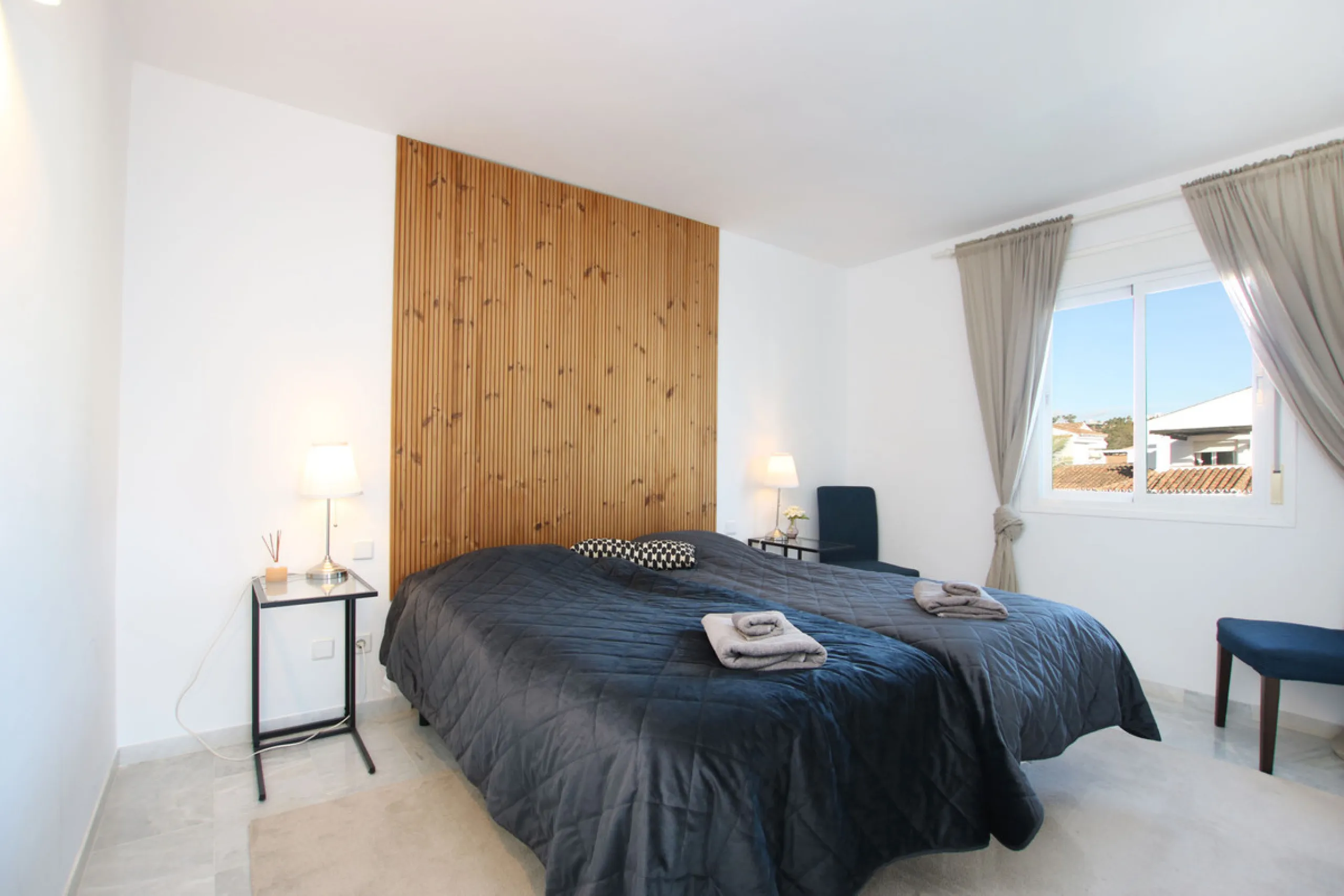 This exquisite 3-bedroom, 2-bathroom duplex penthouse is located in the best part of Urb. Los Naranjos de Marbella, situated in the exclusive and quiet Fase 1. Just a 5-minute drive from Puerto Banús, this property offers both convenience and tranquility,