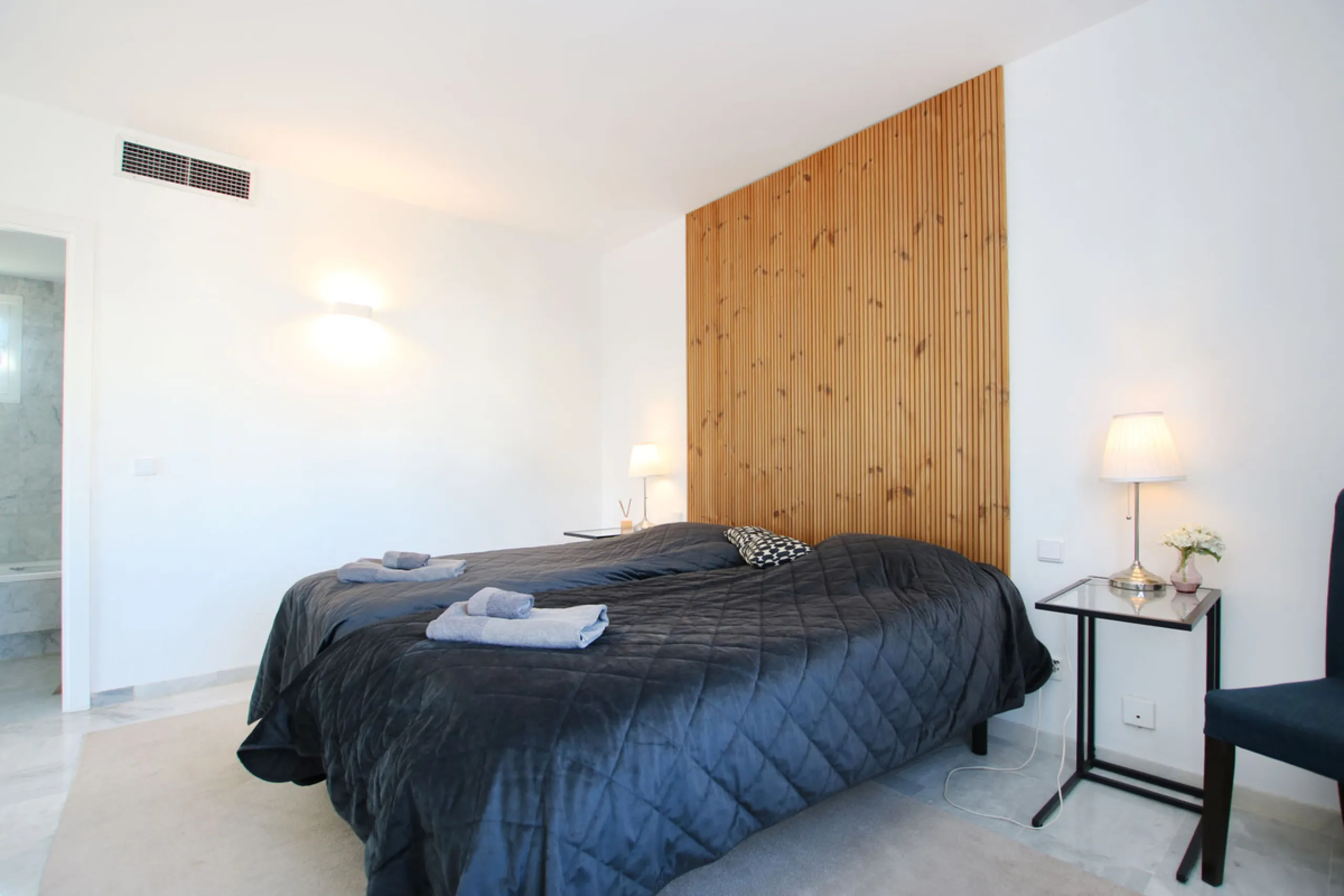 This exquisite 3-bedroom, 2-bathroom duplex penthouse is located in the best part of Urb. Los Naranjos de Marbella, situated in the exclusive and quiet Fase 1. Just a 5-minute drive from Puerto Banús, this property offers both convenience and tranquility,