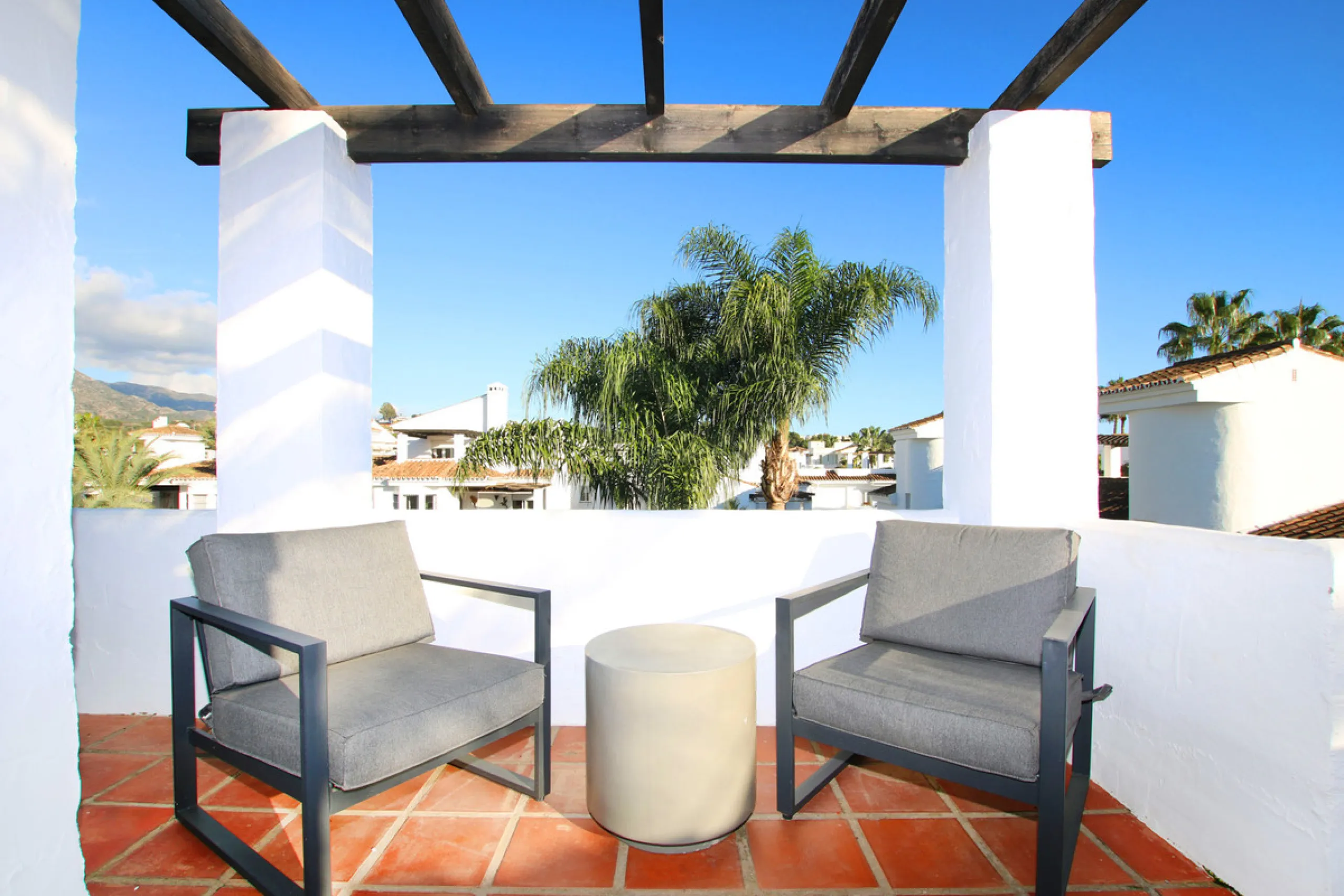 This exquisite 3-bedroom, 2-bathroom duplex penthouse is located in the best part of Urb. Los Naranjos de Marbella, situated in the exclusive and quiet Fase 1. Just a 5-minute drive from Puerto Banús, this property offers both convenience and tranquility,