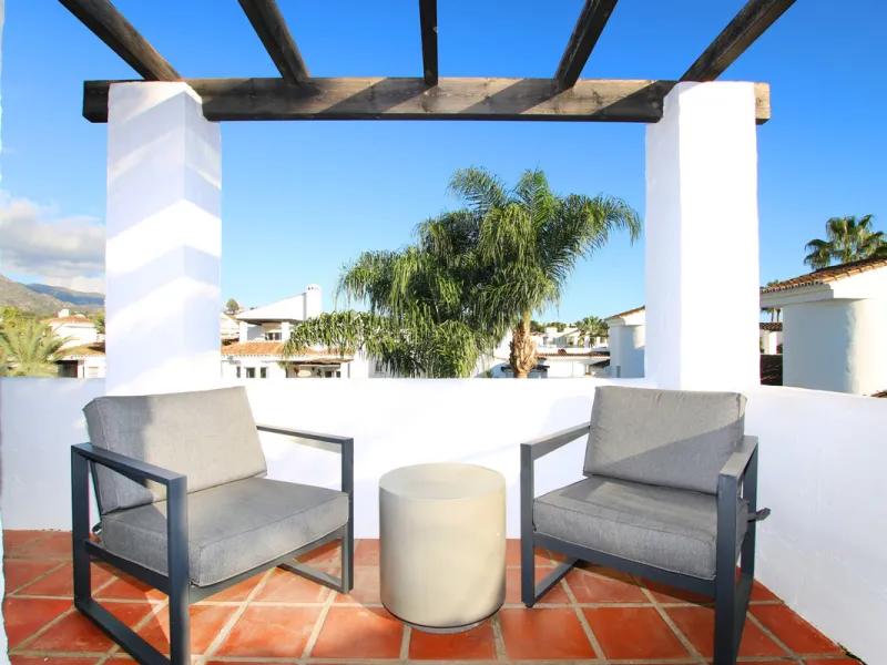 This exquisite 3-bedroom, 2-bathroom duplex penthouse is located in the best part of Urb. Los Naranjos de Marbella, situated in the exclusive and quiet Fase 1. Just a 5-minute drive from Puerto Banús, this property offers both convenience and tranquility,