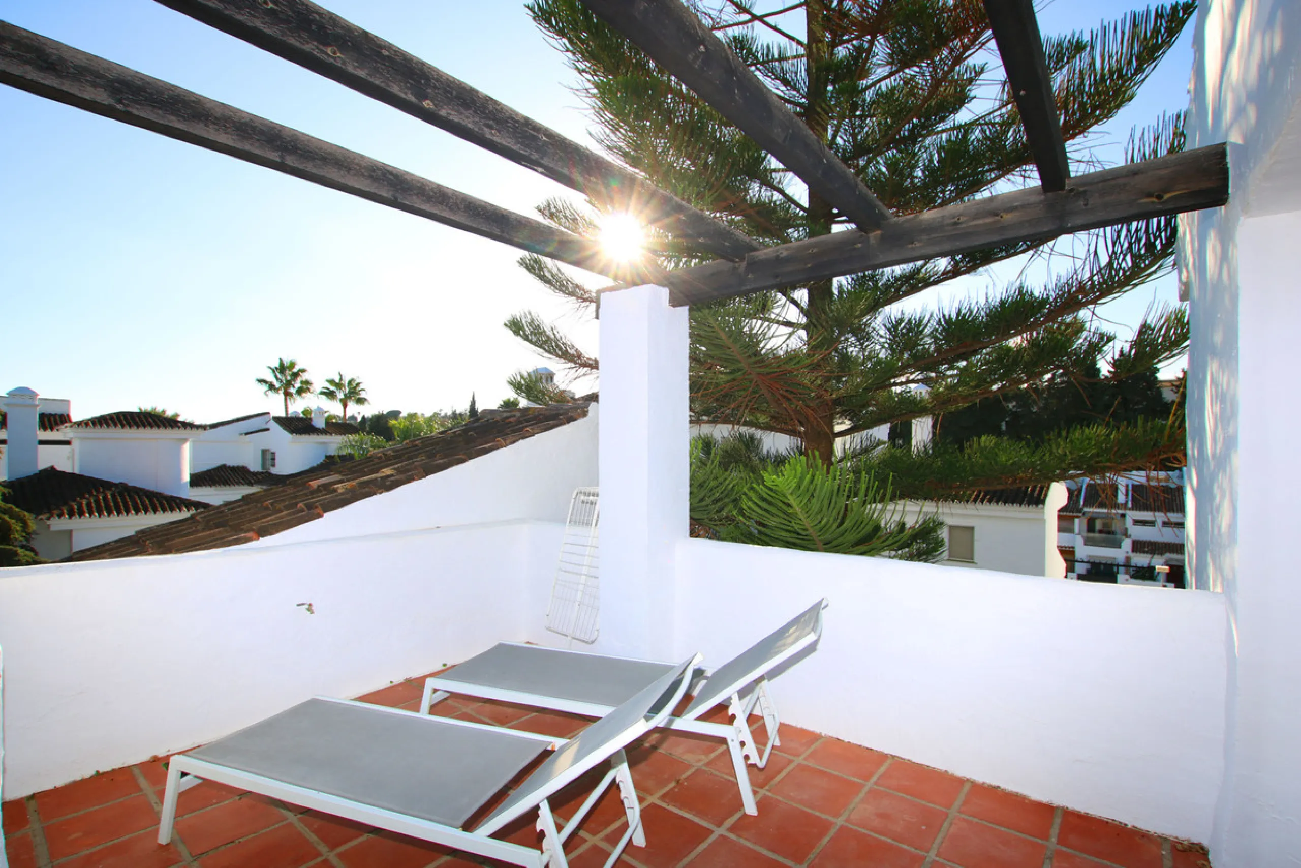 This exquisite 3-bedroom, 2-bathroom duplex penthouse is located in the best part of Urb. Los Naranjos de Marbella, situated in the exclusive and quiet Fase 1. Just a 5-minute drive from Puerto Banús, this property offers both convenience and tranquility,