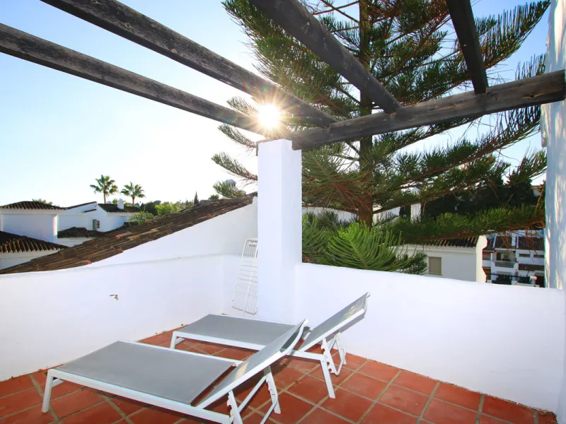 This exquisite 3-bedroom, 2-bathroom duplex penthouse is located in the best part of Urb. Los Naranjos de Marbella, situated in the exclusive and quiet Fase 1. Just a 5-minute drive from Puerto Banús, this property offers both convenience and tranquility,